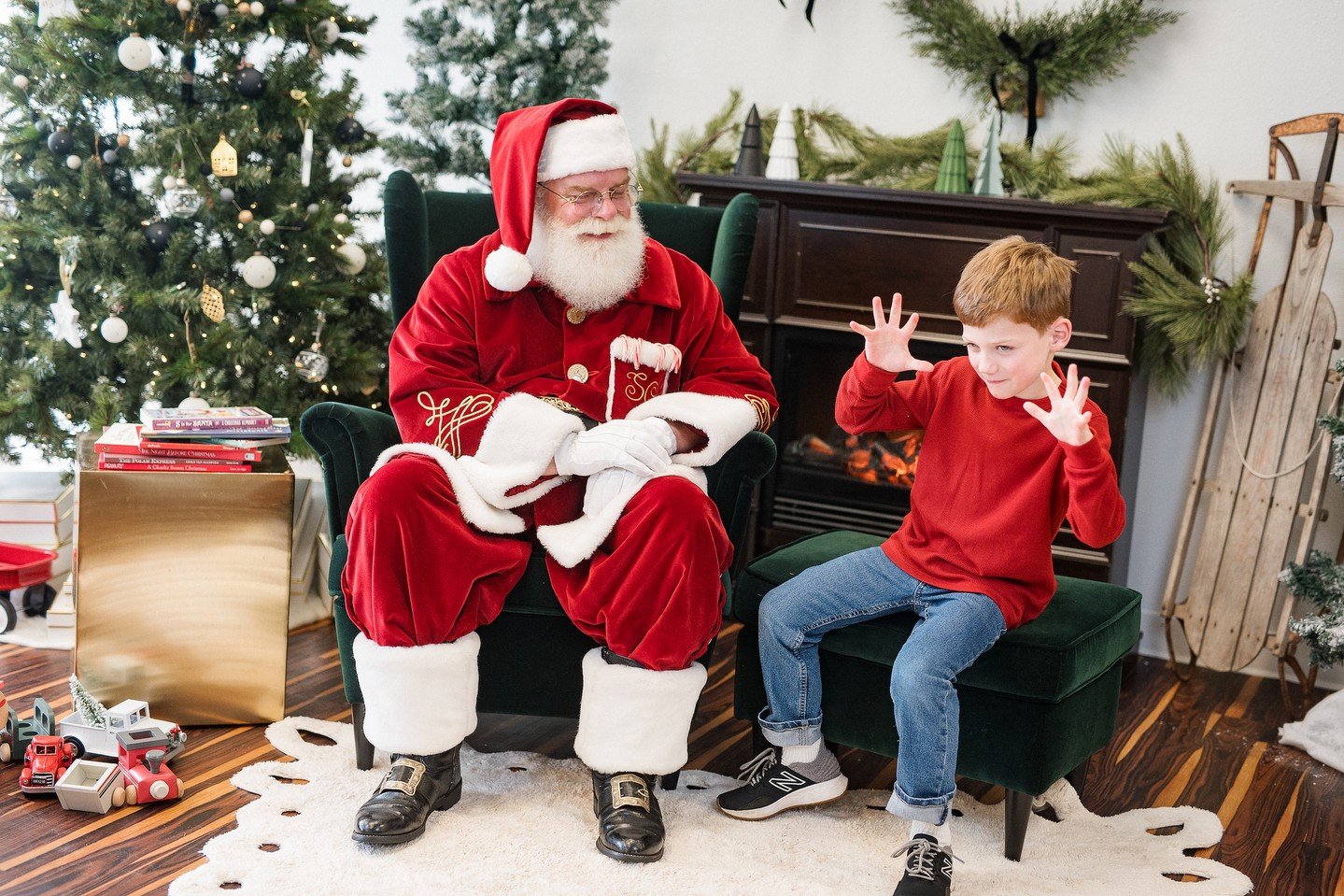 I think every family deserves Santa photos that don&rsquo;t feel chaotic! 🎅🏻 🎄⁠
⁠
These sweet sessions were created as a slower alternative to the rushed mall experience&mdash;giving Tacoma families space to connect and kids time to warm up to San