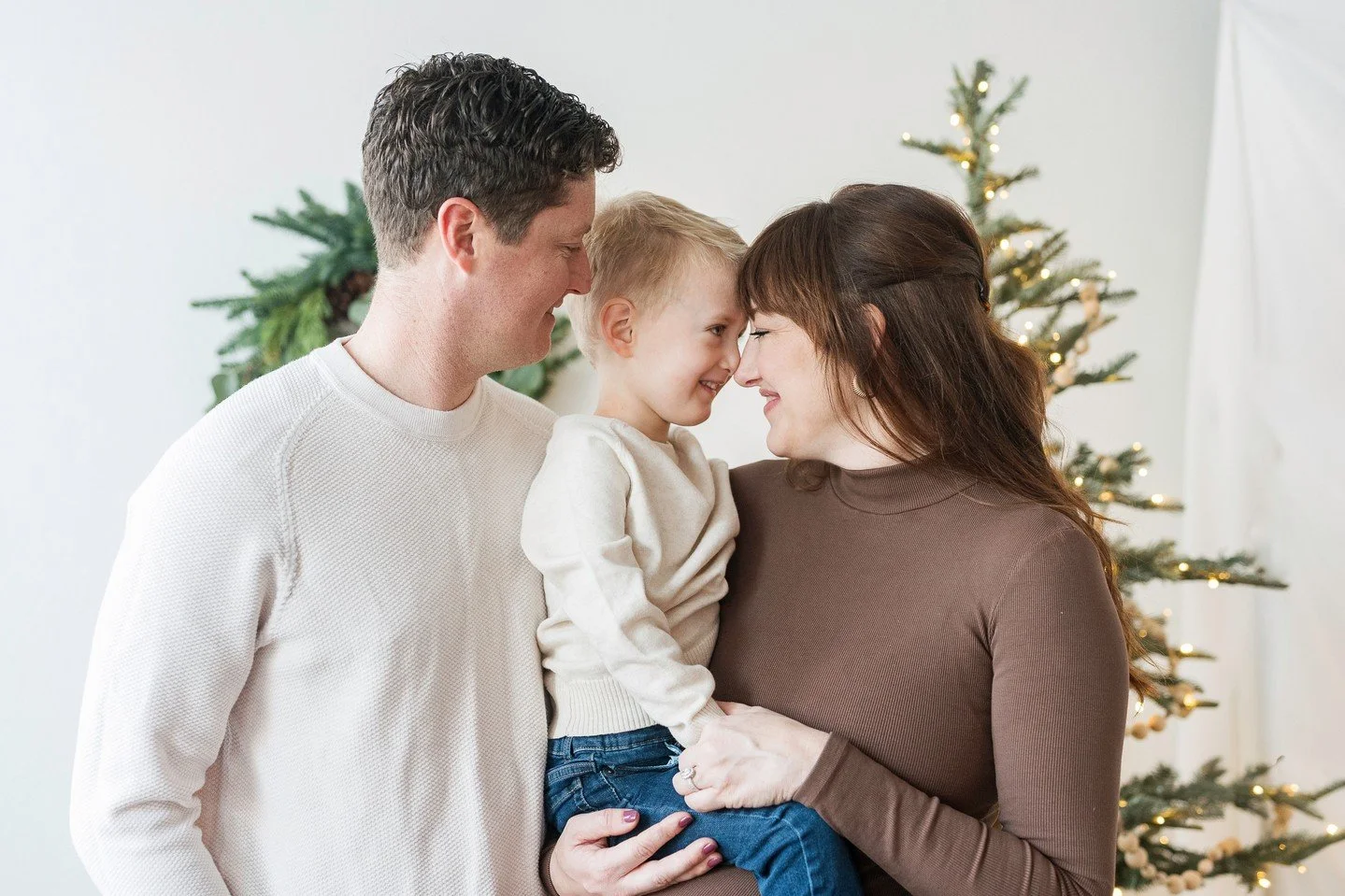 The most meaningful photos don&rsquo;t need epic scenery. Just good light and a cozy space to connect. 🤍⁠
⁠
I think studio sessions deserve way more love! They are such a calm, comfortable alternative to finding a spot outdoors, where kids can run f