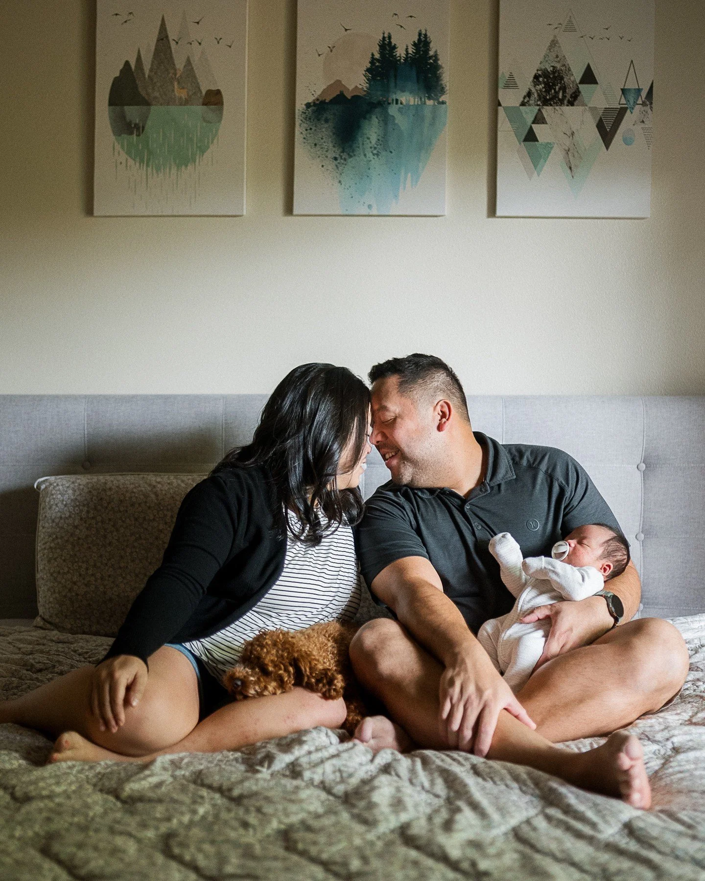 What does &ldquo;family-centered&rdquo; newborn photography actually mean?⁠
⁠
It&rsquo;s stepping away from stiff studio poses and focusing on YOUR real life at home! All the beautiful chaos of siblings, pets, feeding, rocking, reading, coffee in you