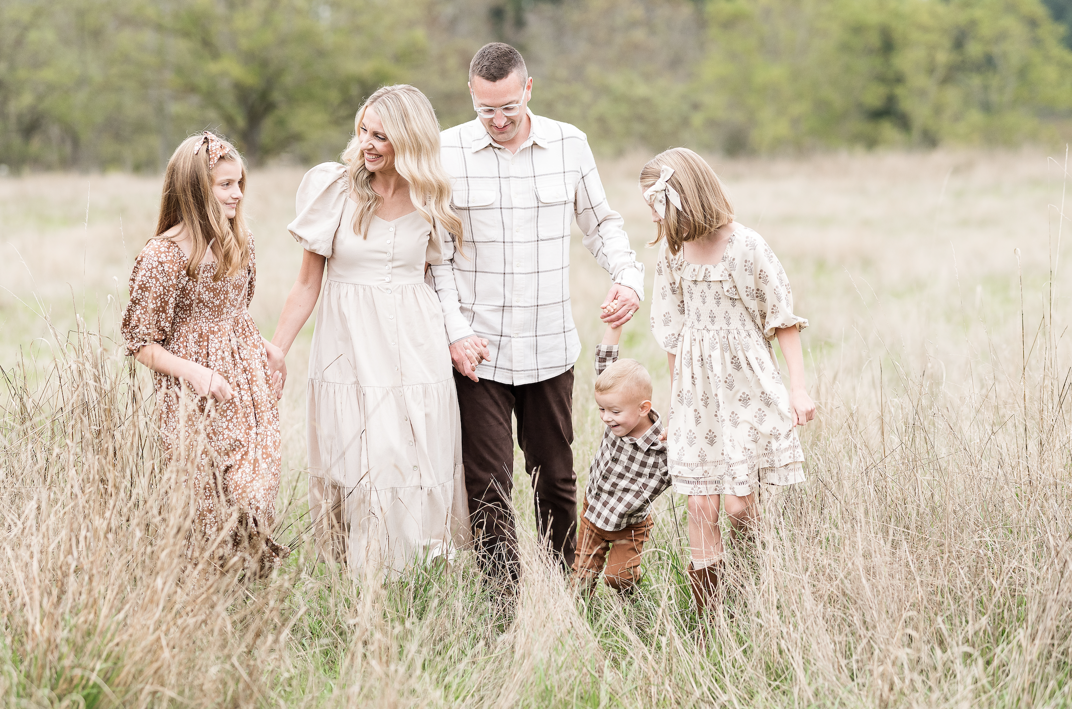 What to Wear for Your Family Photo Session (Beach, Mountains, Fields &amp; More) | Tacoma Family Photography