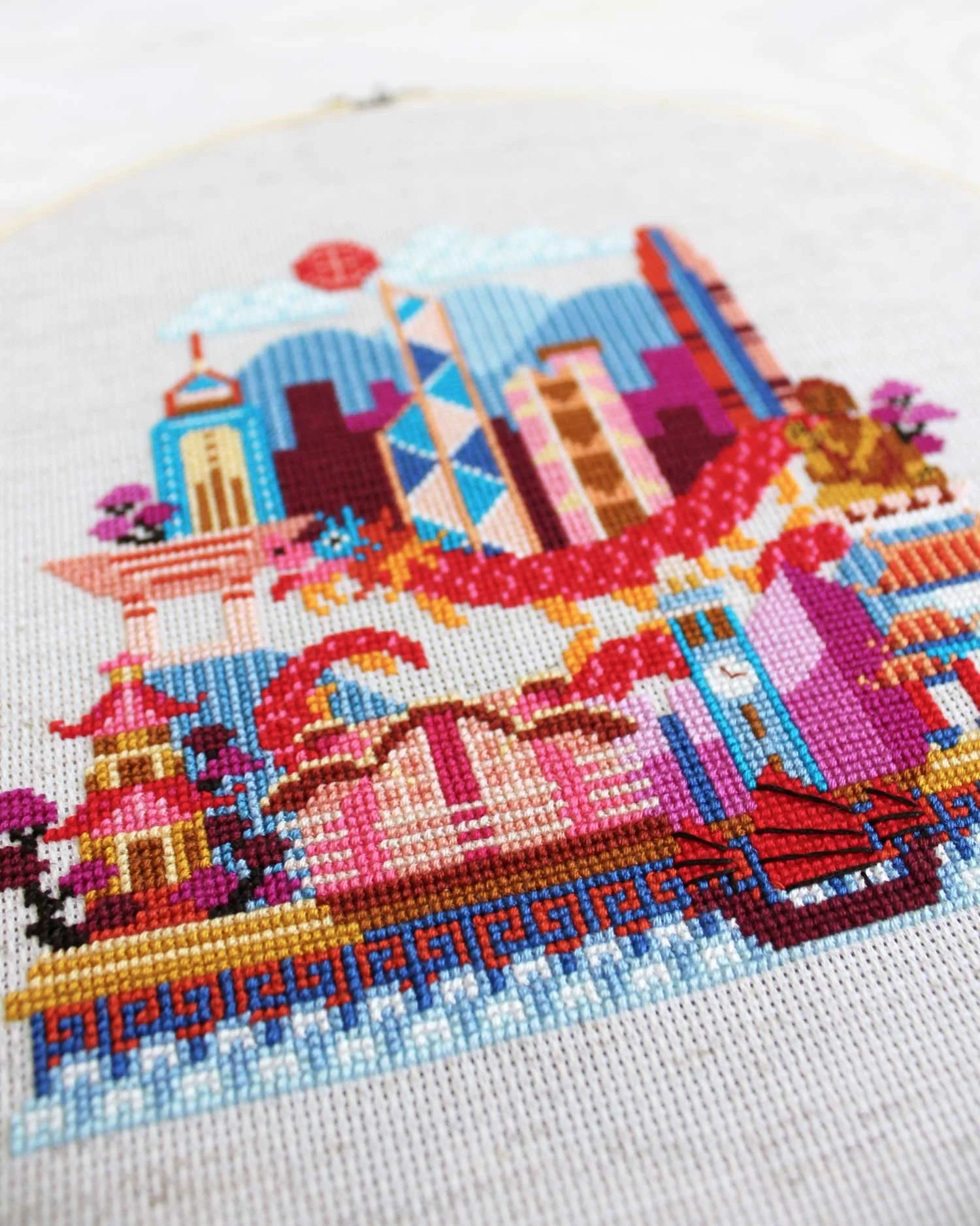 LUXURY NEEDLEPOINT FROM LONDON 刺繍 角テーブル LUXURY NEEDLEPOINT FROM LONDON 刺繍 角テーブル（Tapisserie）