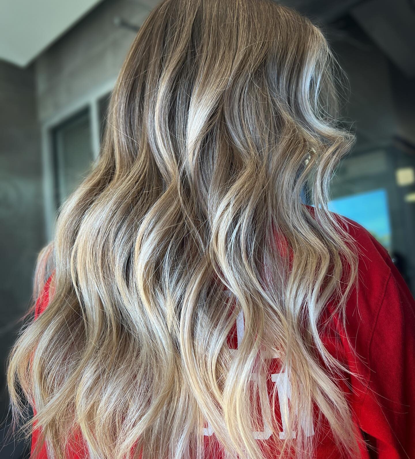 Let&rsquo;s talk about inspo pics real quick&hellip;.

This photo is HAIR GOALS for me and a lot of people I&rsquo;m sure so here&rsquo;s the reasons why I could never have this EXACT hair: 

1. It&rsquo;s natural hair. Her natural volume and length 