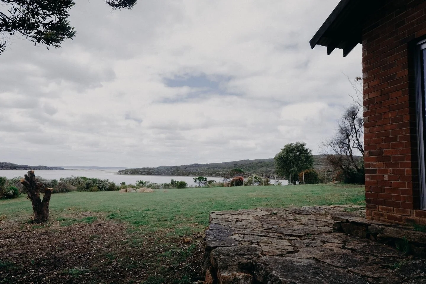 That view! 💯 Even on a cloudy day. ☁️⁠
⁠
View Point - Booking link in bio⁠
FEBRUARY - Fully Booked⁠
MARCH - 13th-19th and 28th-31st⁠
⁠
⁠
⁠
#riverviews #brickhouse #stonehouse #writerscottage #discoverbremerbay #bremerbay #bremerbaywa #amazingsouthco