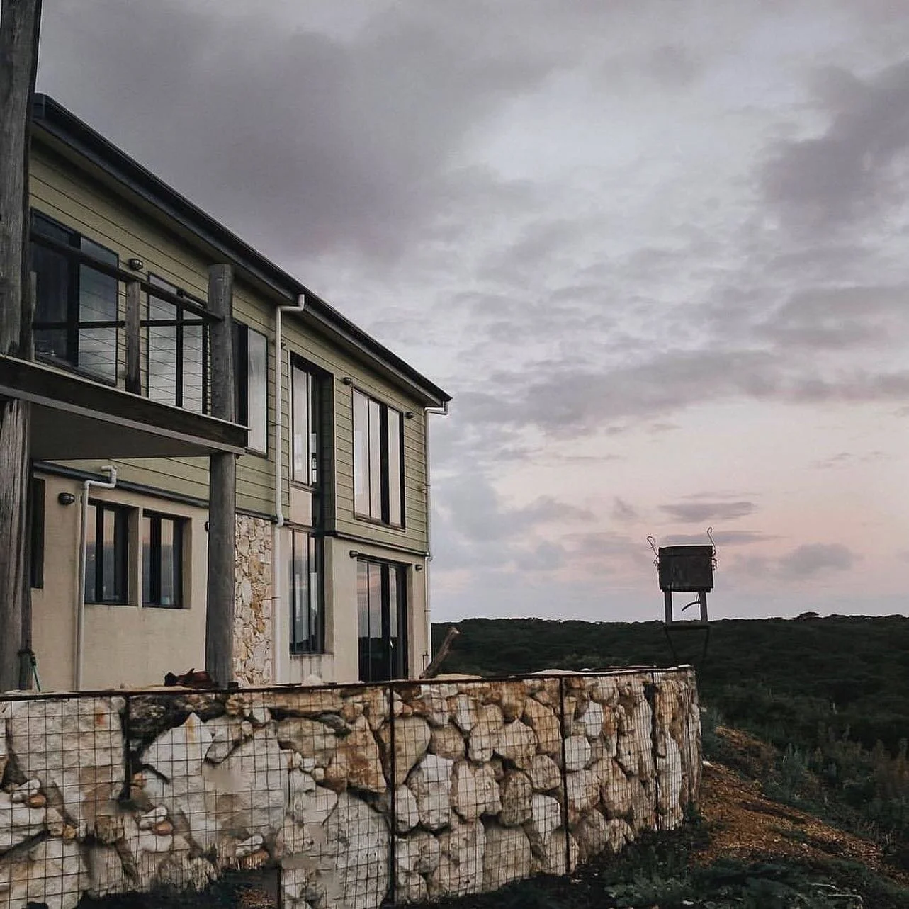 BLOSSOMS EARTH RETREAT -
Last minute availability in school holidays: 
6th-12th April. 

Book now via the link in our bio or visit:

https://www.airbnb.com.au/rooms/19258190

#bremerbay #schoolholidays