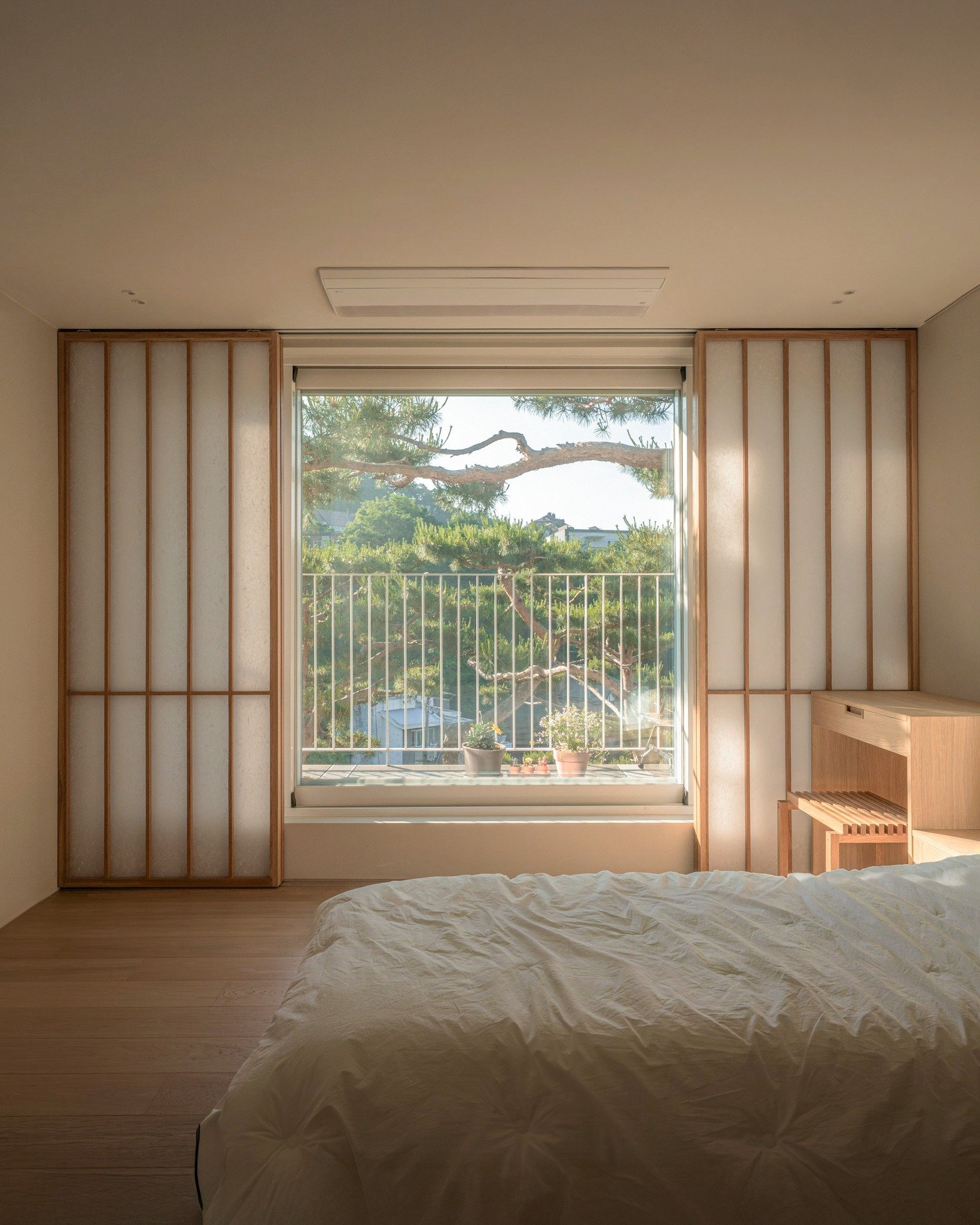 20년의 시간을 담은 평창동 단독주택 리모델링 프로젝트.
⠀
삶의 변화가 공간을 바꾸고,
공간의 변화가 다시 삶을 품습니다.
&lsquo;유행&rsquo;이 아닌 사람의 &lsquo;삶&rsquo;에 맞춰 설계된 공간은
세월이 흘러도 낡지 않습니다.

더 많은 이야기는 미스앤루이스 유튜브 채널에서 만나보세요!

-

A renovation project of a home in Pyeongchang, shaped by twenty years of