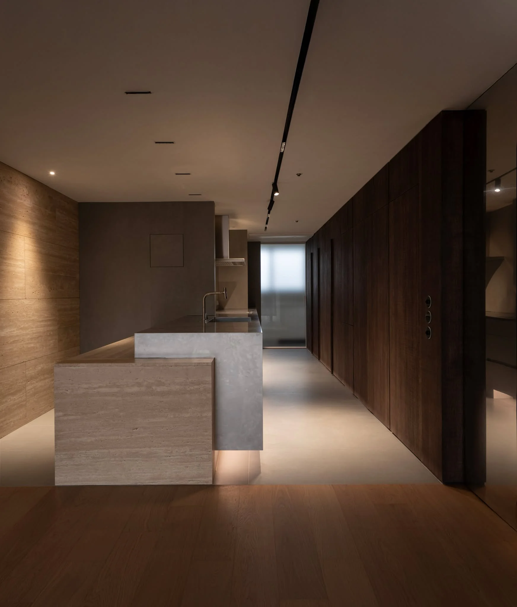 낮은 조도에서 더욱 깊고 선명해지는 천연석과 무늬목의 결

Low light brings out the deepest clarity and beauty in the grain of natural stone and wood