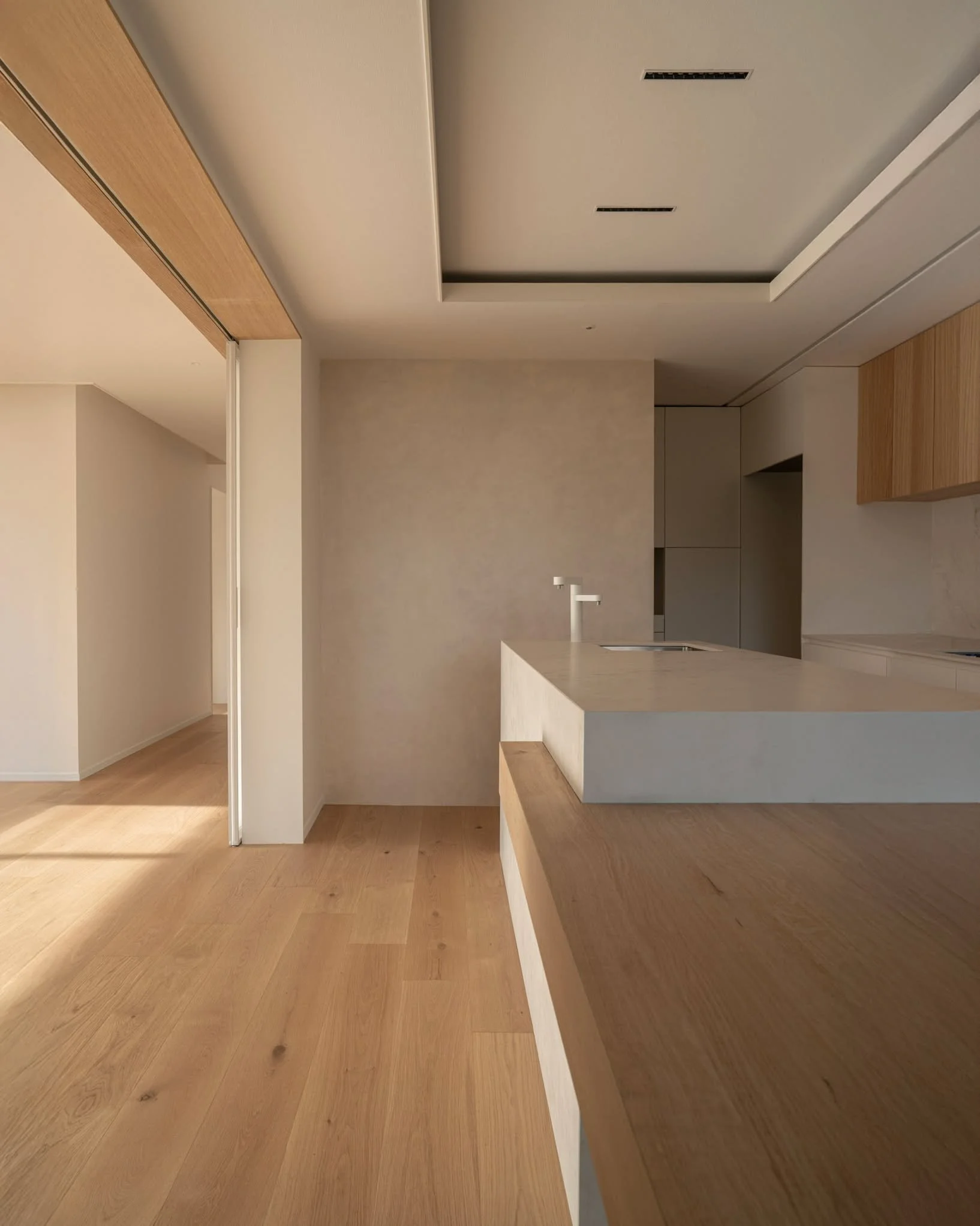 시간의 흐름과 함께 변화하는 빛의 질감이 목재 표면에 스며들어, 바쁜 일상 속에서도 잠시 멈춰 서서 공간의 아름다움을 느낄 수 있게 해줍니다.

As time passes and the seasons change, the way light touches the wood shifts too, giving us a moment to pause in our busy lives and appreciate the beauty of the space.

