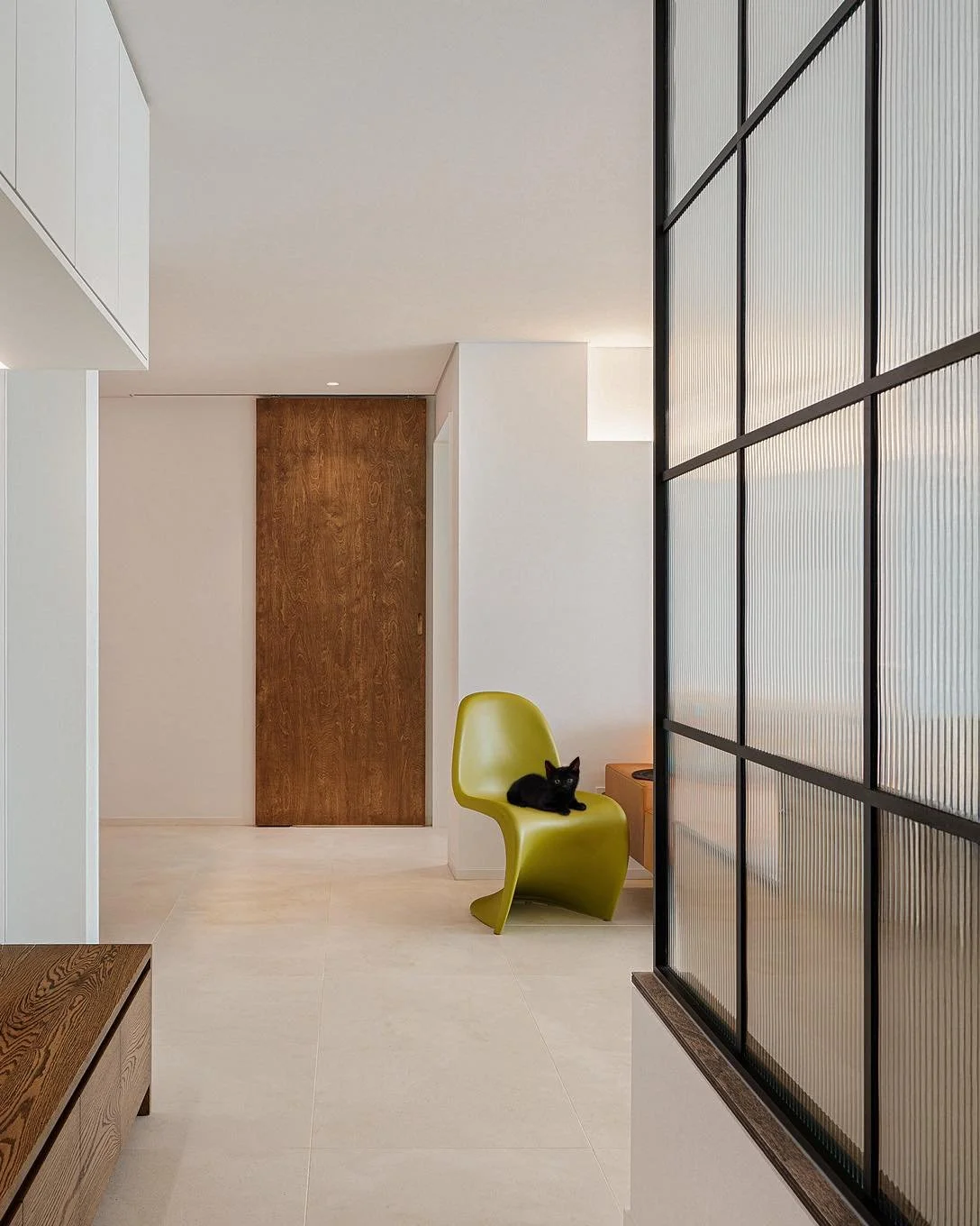 단정하고 절제된 공간일수록 하나의 가구나 오브제가 가진 힘은 더 크게 드러납니다. 색감이나 질감이 다른 포인트 오브제 하나가 공간에 생기를 불어넣고, 시선이 머무는 지점을 자연스럽게 만들어줍니다.

The more composed and neutral a space is, the more power a single piece of furniture or object can hold. One accent piece with a different 