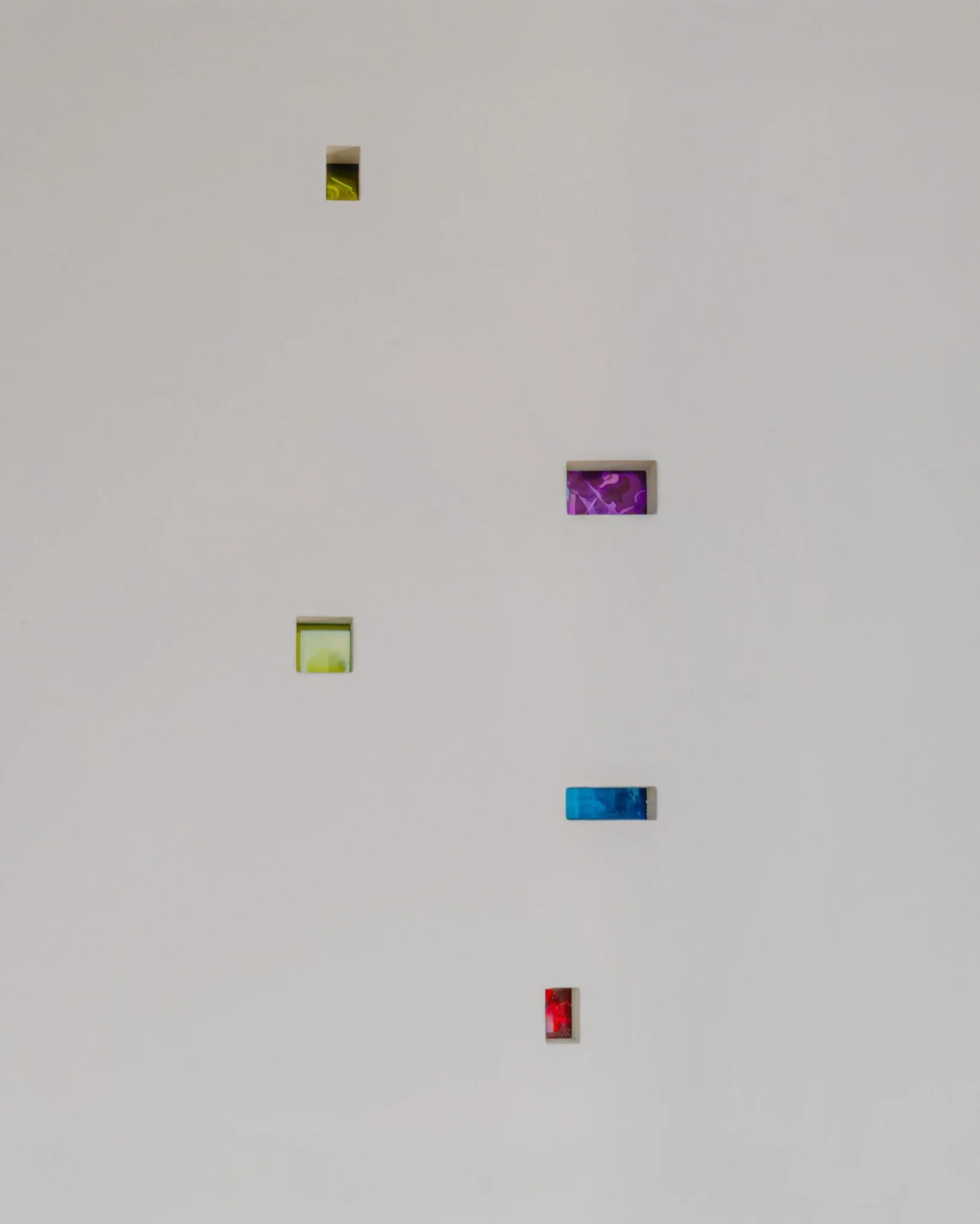 클라이언트의 취향과 미적 감각을 공간 설계에 담아내는 것은 섬세한 접근이 필요한 과정입니다.

특히 예술적 요소를 매일 마주하는 생활 공간에 통합할 때는 단순히 작품을 배치하는 것을 넘어, 공간 전체와 질감과 색채가 어우러지도록 다채로운 마감재를 선별하여 기획되어야 합니다.

이 프로젝트는 스테인드 글라스와 자연광의 조화에서 영감을 얻으신 클라이언트분의 취향을 반영했습니다. 컬러 유리 블록을 활용해 빛의 흐름과 시간에 따라 달라지는 색채를 일상