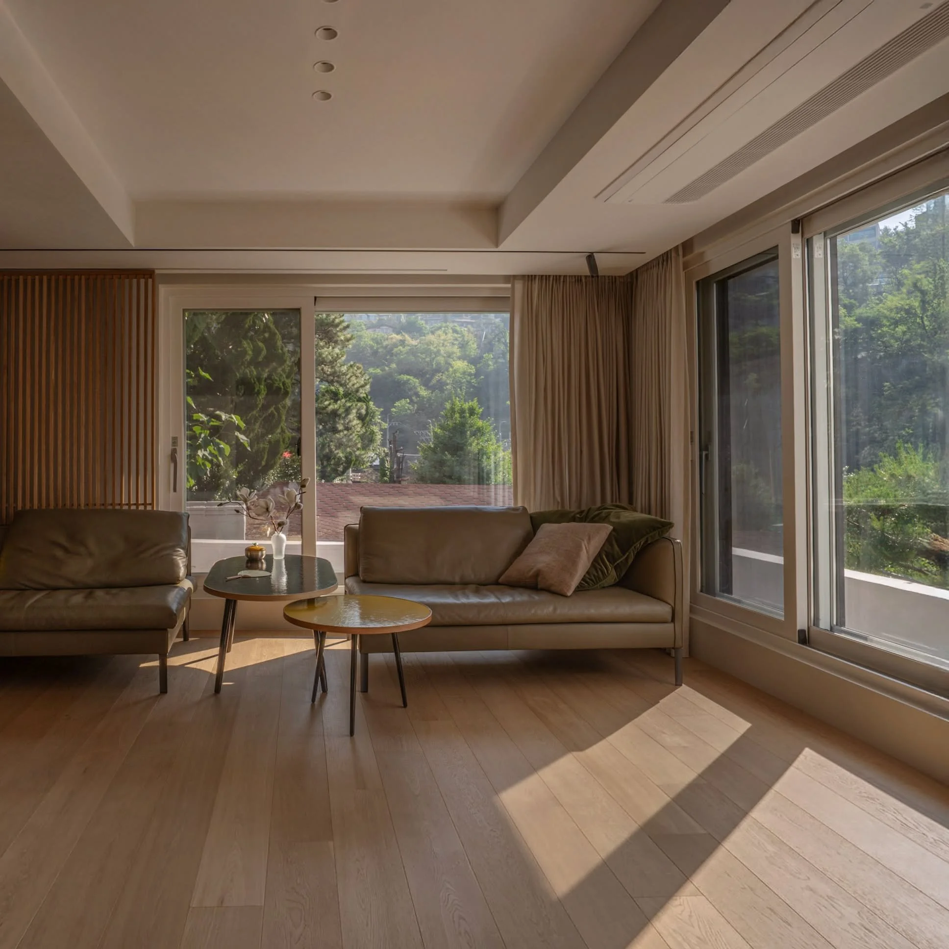 창에 담긴 현장의 사계절

Framing the seasons on site