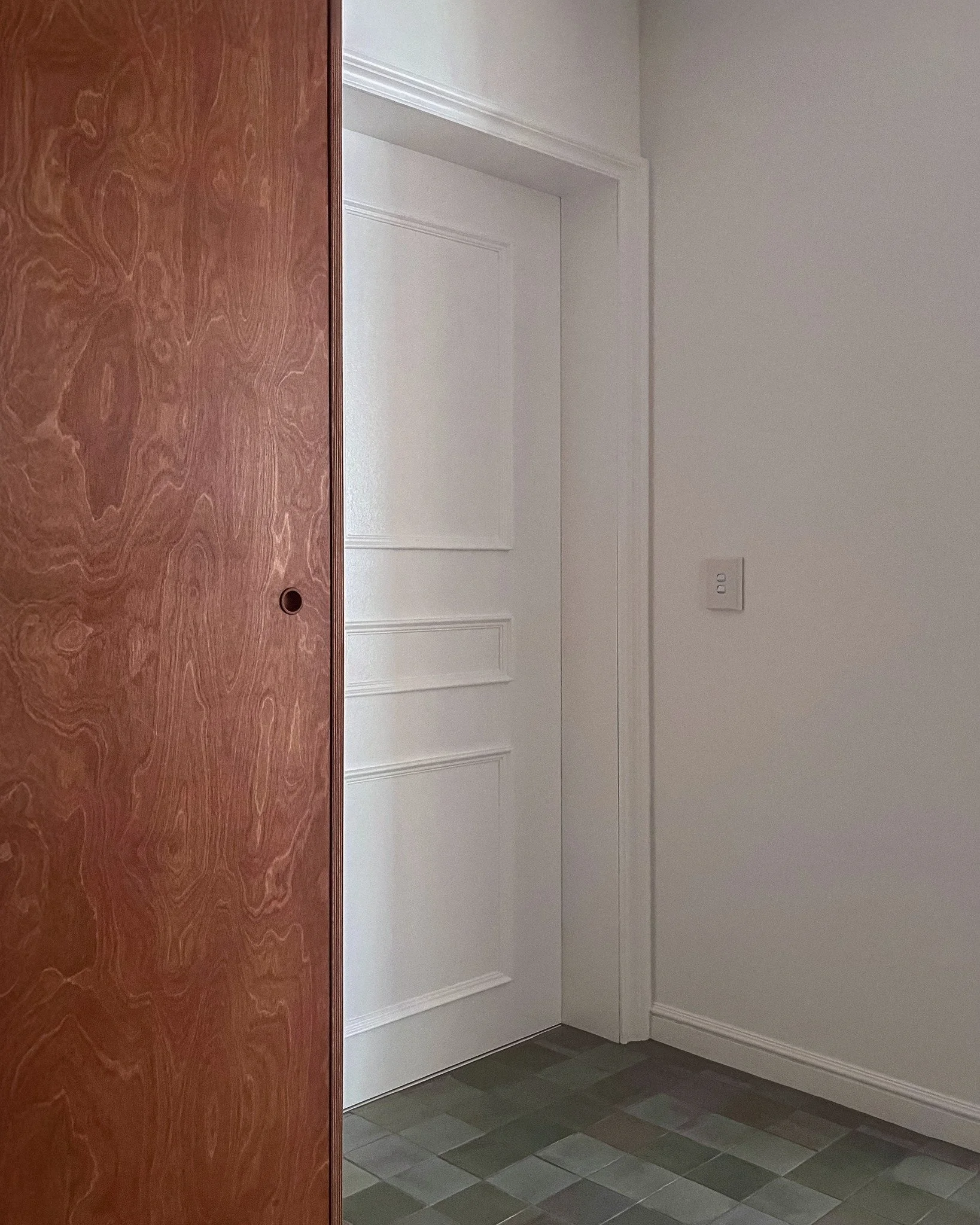 은은한 광택이 있는 포세린 타일은 벽이나 바닥 한 면만 사용해도 확실한 포인트가 되면서도 전체 무드를 해치지 않는 것이 가장 큰 매력입니다.

Porcelain tiles with a deep glazed finish and a gentle sheen add texture and a sense of substance to a space. 

Their biggest charm is that even when used on just a singl