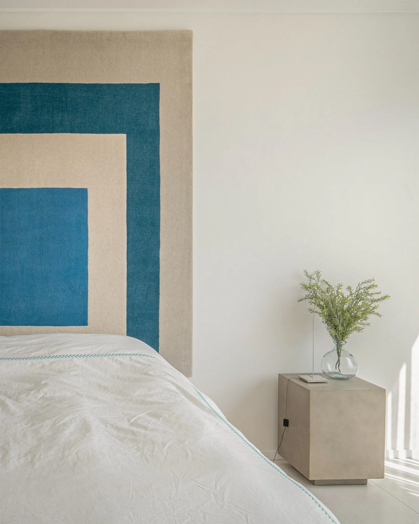 자연광 속에서 절제된 모노톤과 차분한 우드톤을 편안하게 풀어낸 공간

A calm composition of muted monotones and warm wood, unfolded in natural light

@mitdembauhaus 
@kludi 
@ceramiko_official 
@valpaint 
@hansgrohe 
@chinyoungkorea_official 
@complete5 
@roah.hannam