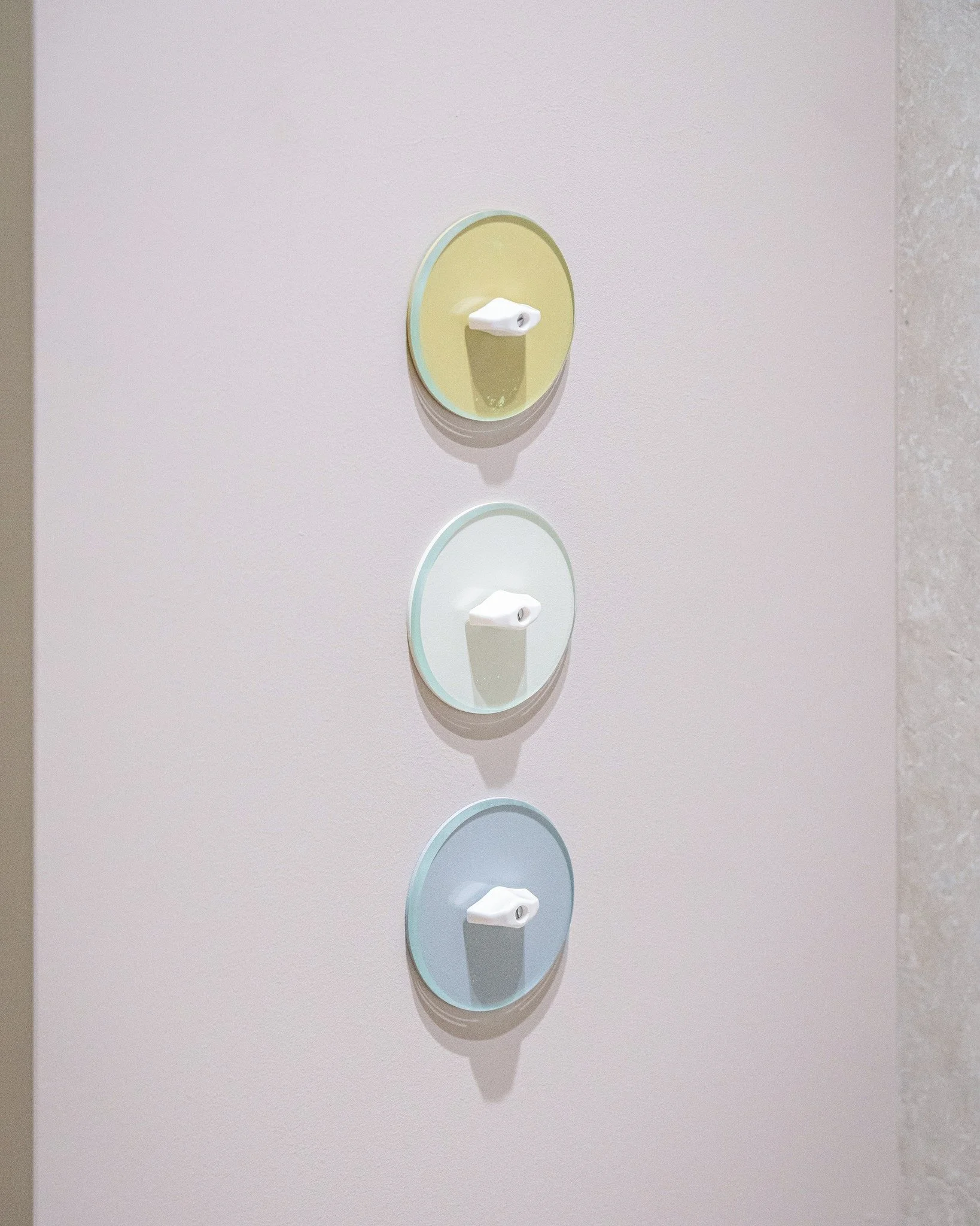 전등을 끄고 키는 스위치는 대부분 기능적으로 소비되지만, 미스앤루이스는 그 경험을 감성으로 소비되기를 바랍니다. 하루에 수십 번 만나는 작은 접점이 단순한 인테리어 소품을 넘어, 공간의 분위기를 바꾸고 일상에 만족감을 더하는 경험이 됩니다.

While most light switches are treated purely as functional devices, Mies &amp; Louis envisions them as experiences