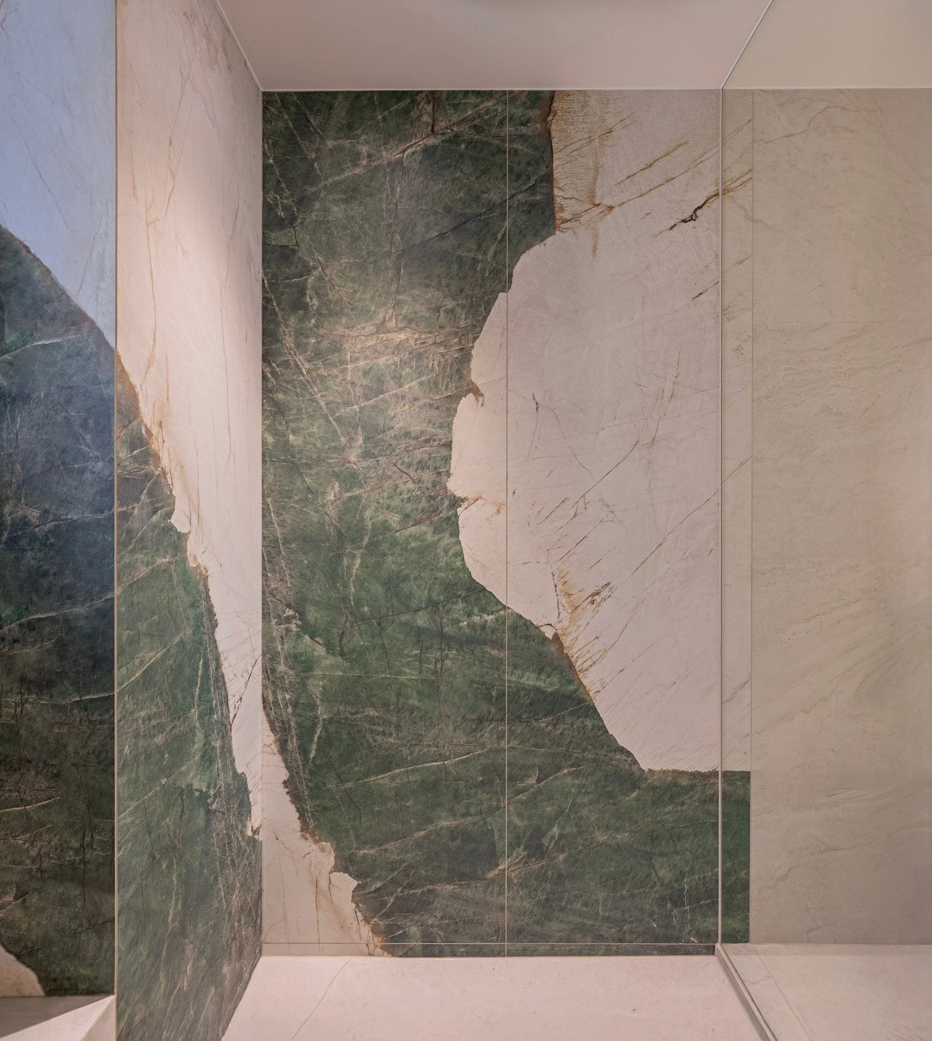 Before &amp; After
프리미엄 소재의 선택을 통해 아쿠아 컬러 대리석 질감으로 새롭게 태어난 공간. 
Color Aqua from @florim_ceramiche &rsquo;s Marble Collection