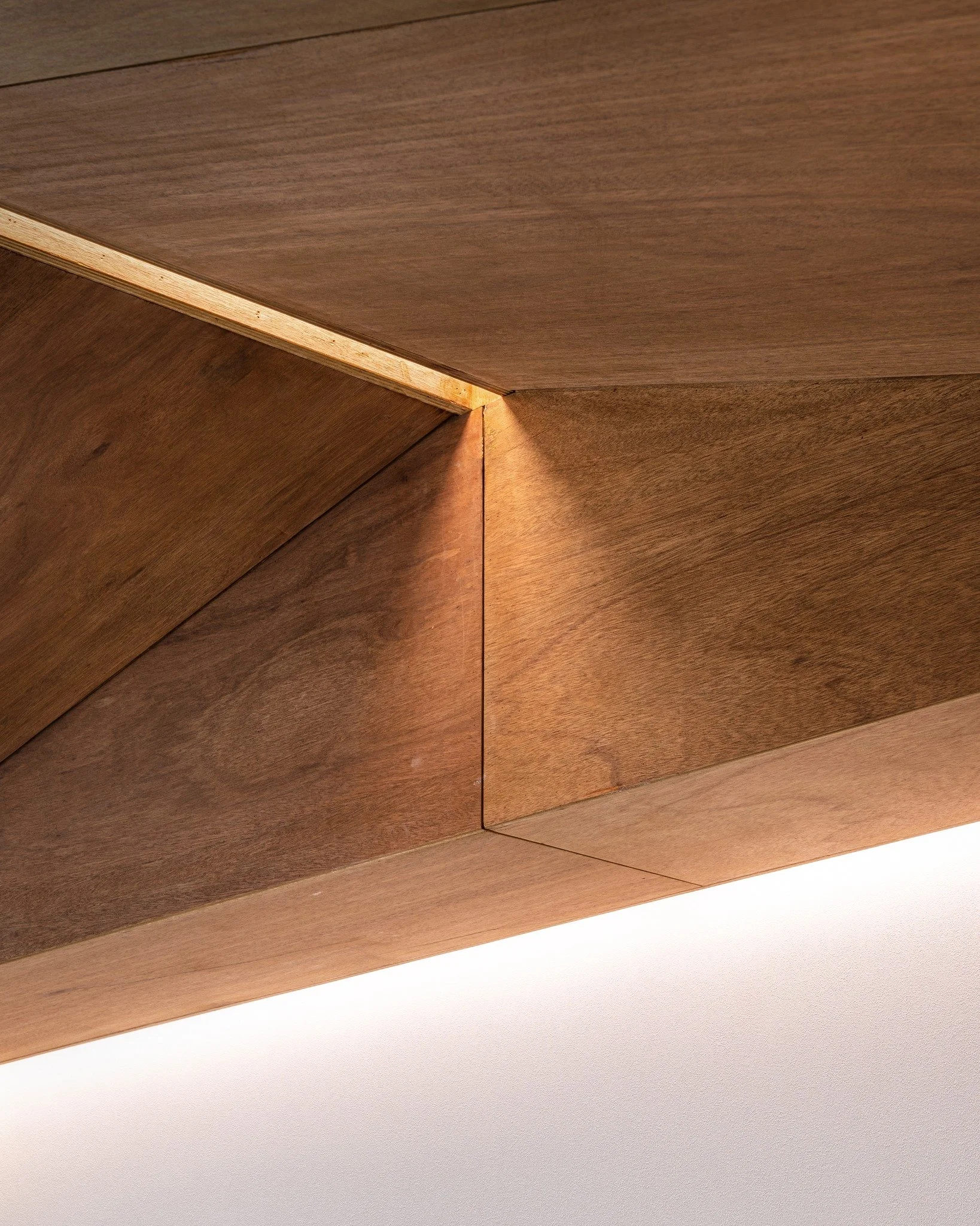 가공되지 않은 합판 본연의 나무 질감과 결이 공간에 자연스러운 따뜻함을 더합니다. 

Unfinished plywood showcases the natural wood grain and texture, bringing genuine warmth to any space.