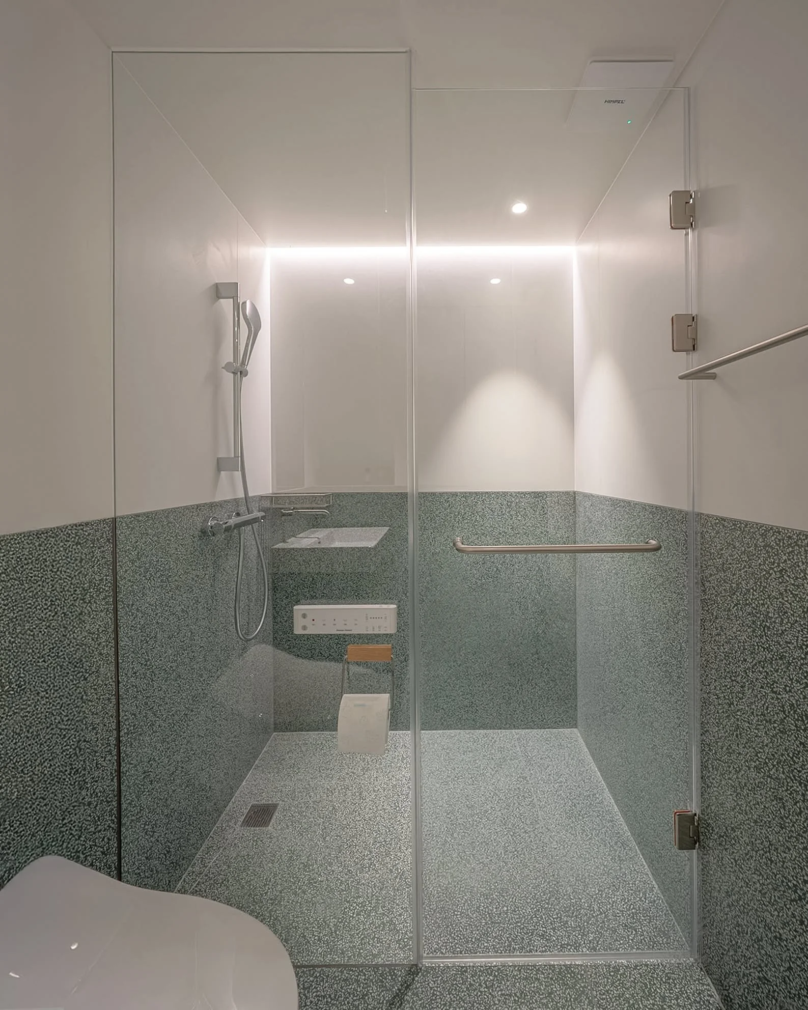 그린톤 테라조가 포인트로 사용된 욕실. 나머지 공간을 부드러운 간접조명과 화이트로 미니멀하게 마무리하여, 분위기를 차분하게 잡아주는 방향으로 설계했습니다😊

A bathroom accented with green-hinted terrazzo, finished in soft lighting and white tones for a calm, minimal mood.