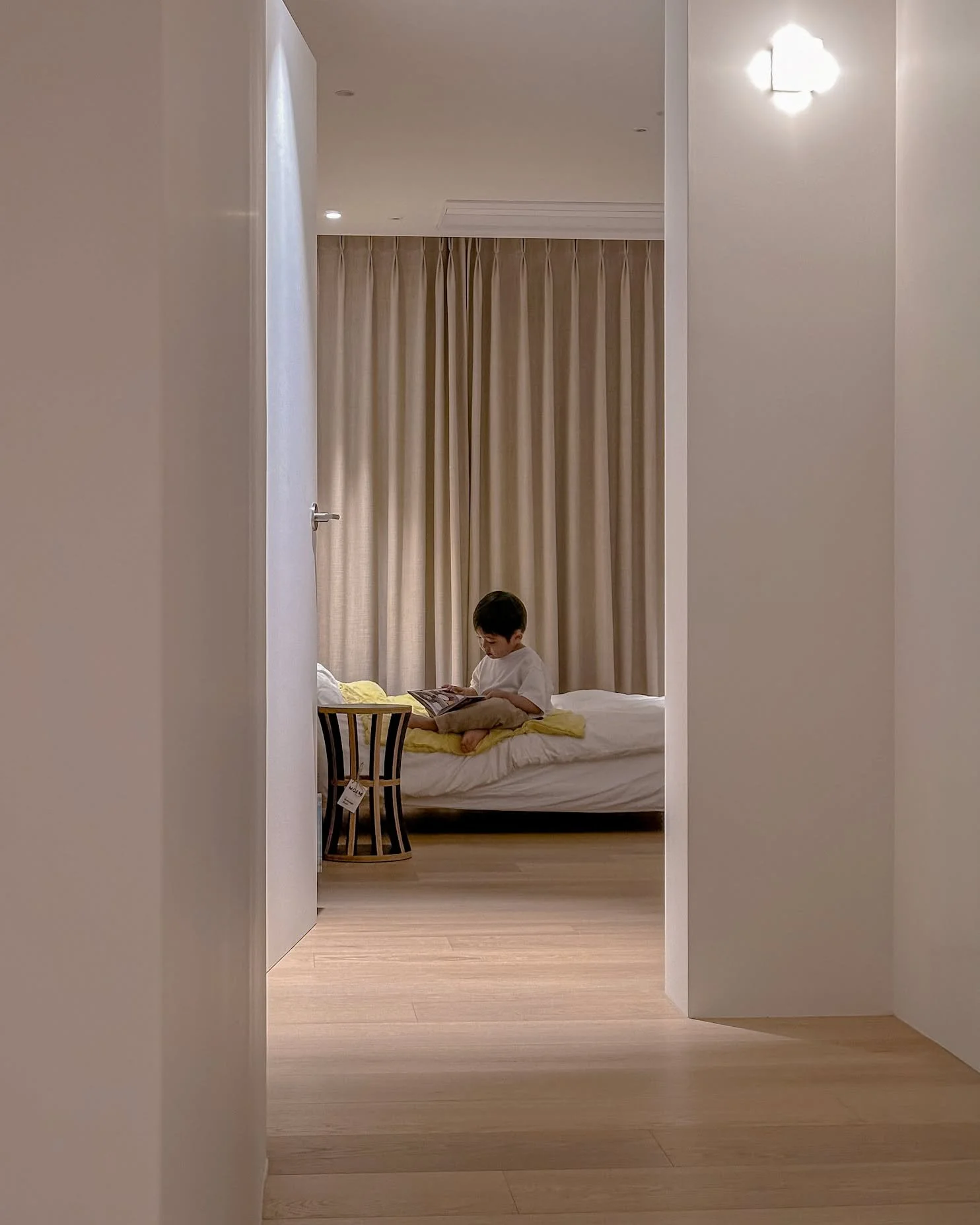 클라이언트분께서 보내주신 소중한 사진들&lt;part 1&gt;☺️
이런 따뜻한 순간을 마주하면 모든 수고가 잊혀지는 듯 합니다.

한 가족의 새로운 시작을 함께할 수 있다는 건
미스앤루이스 팀에게 가장 큰 보람이자 감사한 일입니다.

책을 읽고 있는 작고 귀여운 이 모습,
이 순간이, 앞으로 아이가 자라나면서 가족들과 함께 이 집이 담을 따뜻한 추억과 함께 오래 기억되길 바랍니다.

-

The precious photos our client