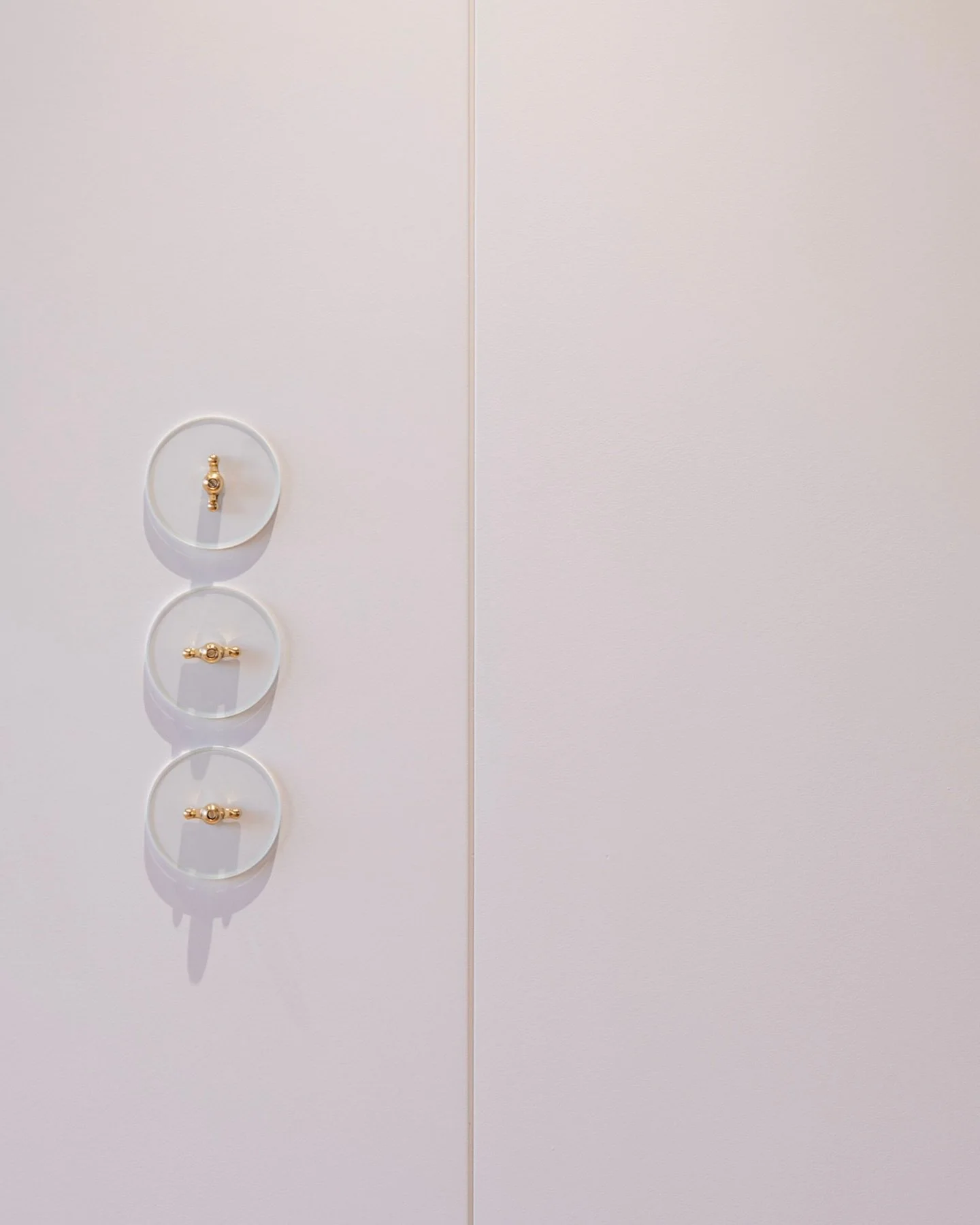 공간의 완성도를 한층 더 끌어올리는 디테일, 그리고 질감들의 대비

A contrast of textures and details that further elevates the overall finish of the space.