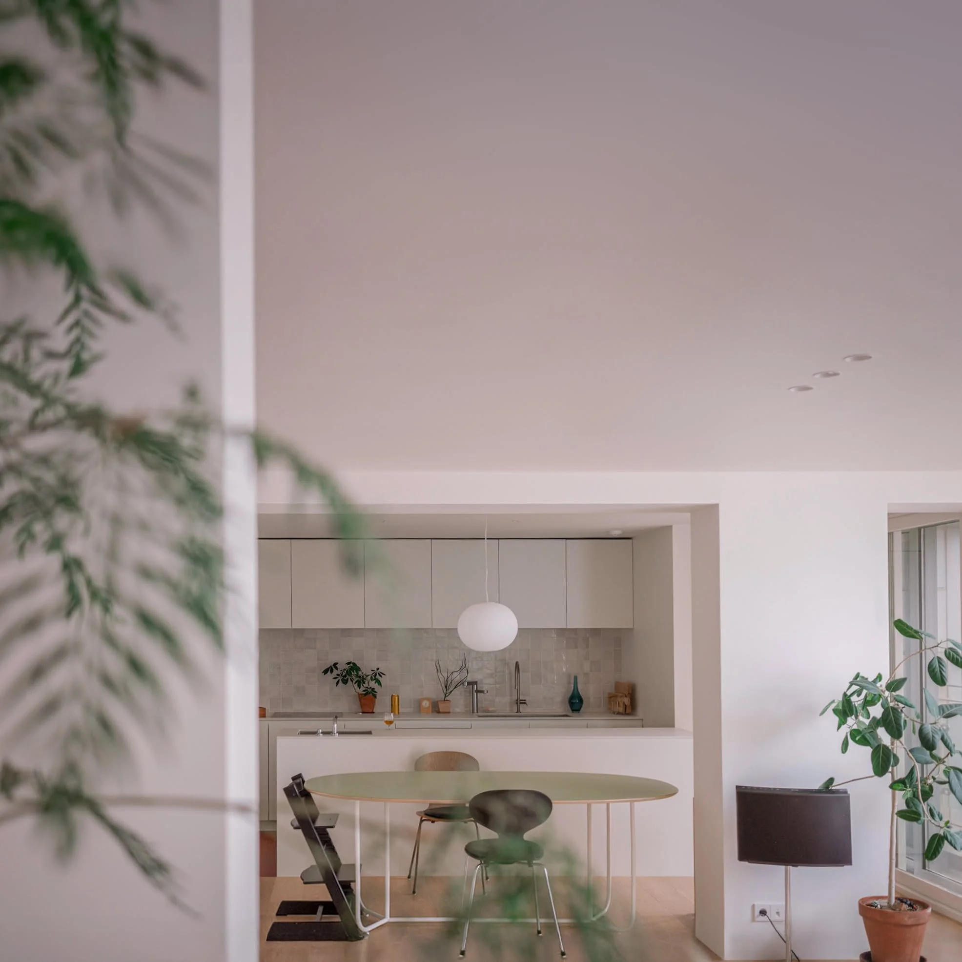 클라이언트분께서 보내주신 소중한 사진들&lt;part 2&gt;🌿

입주 후, 일상이 스며들며 공간은 비로소 완성됩니다.
단정하고 따스한 톤의 마감재, 
공간에 생기를 불어넣는 자연광과 식물, 
그리고 여백이 이루는 균형 속에서, 
집은 단순한 구조를 넘어 
사람 사는 온기를 담아내는 장소가 됩니다.

The precious photos our client shared with us &lt;part 2&gt;🌿

After moving in