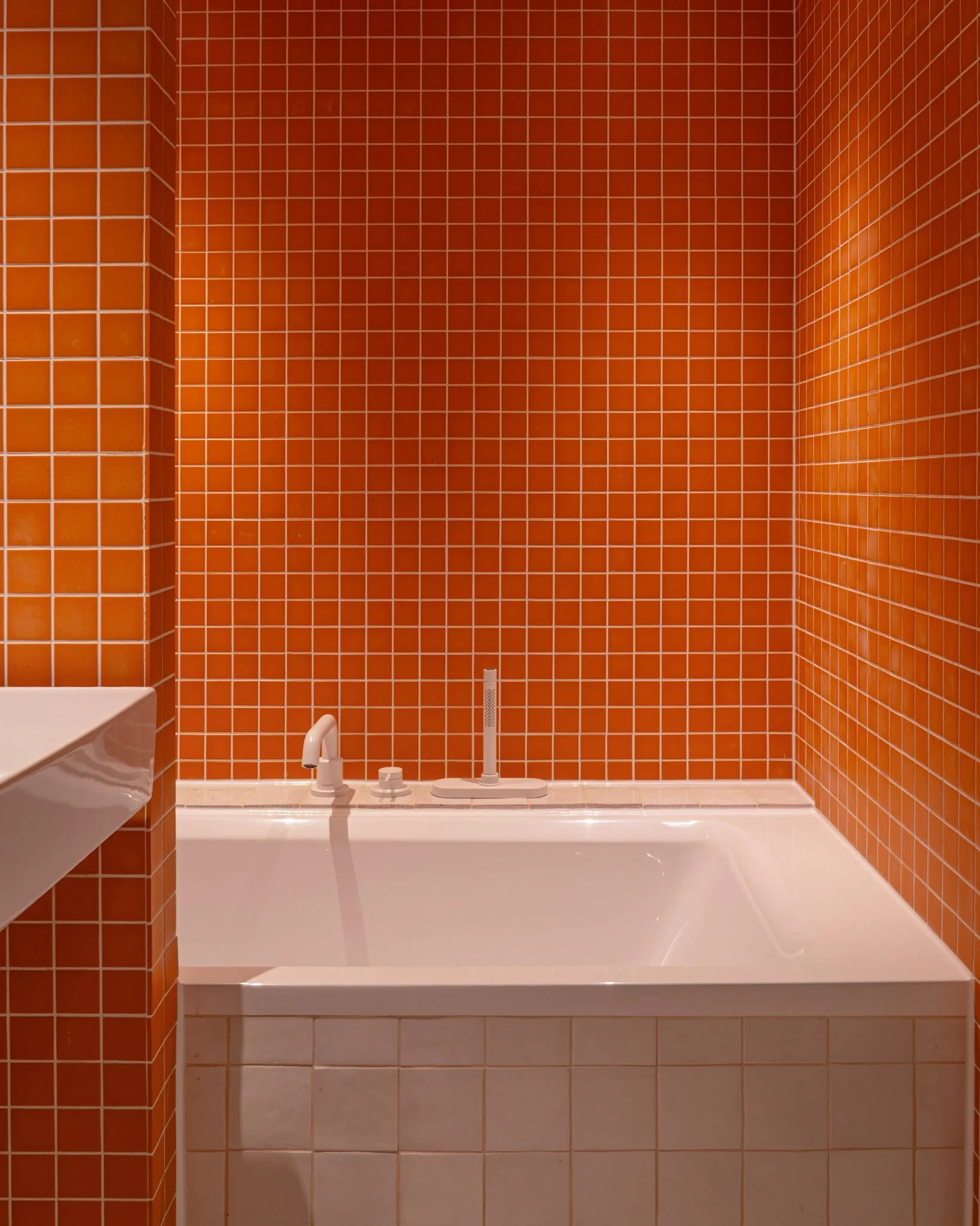 선명한 오렌지 컬러가 하루의 시작에 활기를 불어넣고, 
부드럽고 단정한 화이트가 하루의 마지막을 정돈해주는, 
차분함과 생동감을 동시에 담아낸 욕실 디자인.

A vibrant orange kick-starts your day with energy,
while soft, clean white brings a sense of calm to your evening&mdash;
a bathroom design that blends serenity w