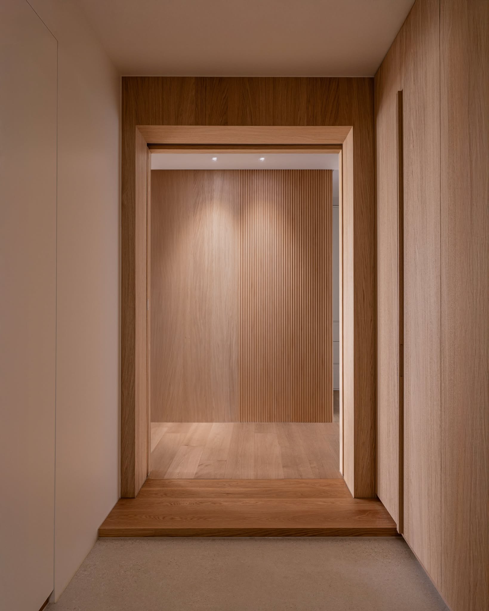 차분하고 단정한 나무의 결이 집 안에 들어서는 순간의 분위기를 부드럽게 만들고, 현관부터 거실까지 이어지는 우드 재질의 통일감과 조명에 드러나는 깊이감이 이 집의 첫인상을 완성합니다

The calm, refined grain of the wood softens the atmosphere the moment you step inside. The sense of unity created by the wood materials extending f
