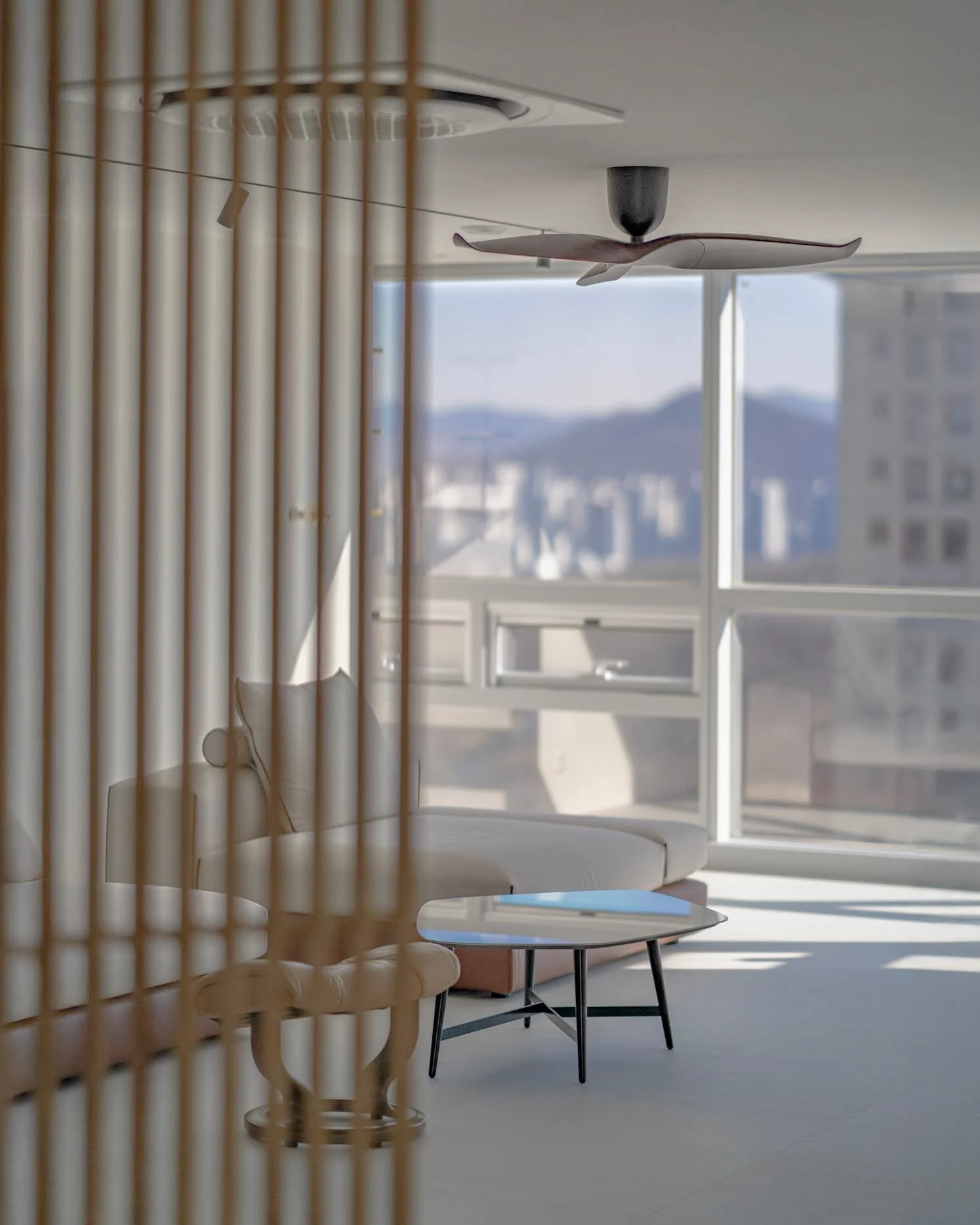 최근 마감한 프로젝트의 한 장면을 살짝 공개합니다☺️

햇살이 머무는 방향으로
원목 간살 도어의 섬세한 선이 만들어내는 리듬감과 
천연 암석을 믹스한 테라조 질감이 만들어내는 깊이감을 
따뜻하게 담아낸 공간입니다

곧 이 공간의 완전한 모습을 보여드릴게요!

A glimpse of our recently-completed project ☺️

Oriented toward the path of sunlight,
the delicate rhythm