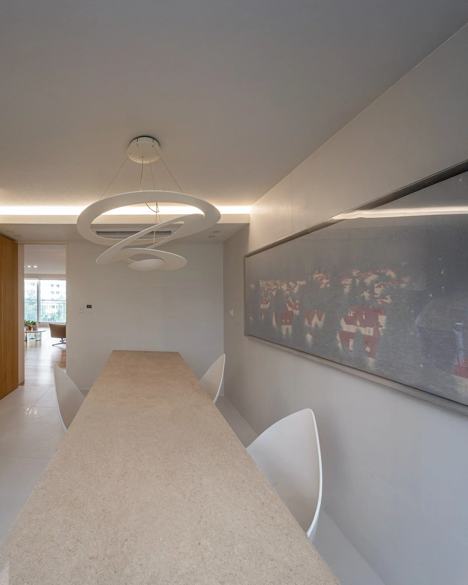 형태와 질감, 비례와 여백, 그리고 작은 히든도어

Form, texture, proportion, and negative space &mdash; finished with a small hidden door :)