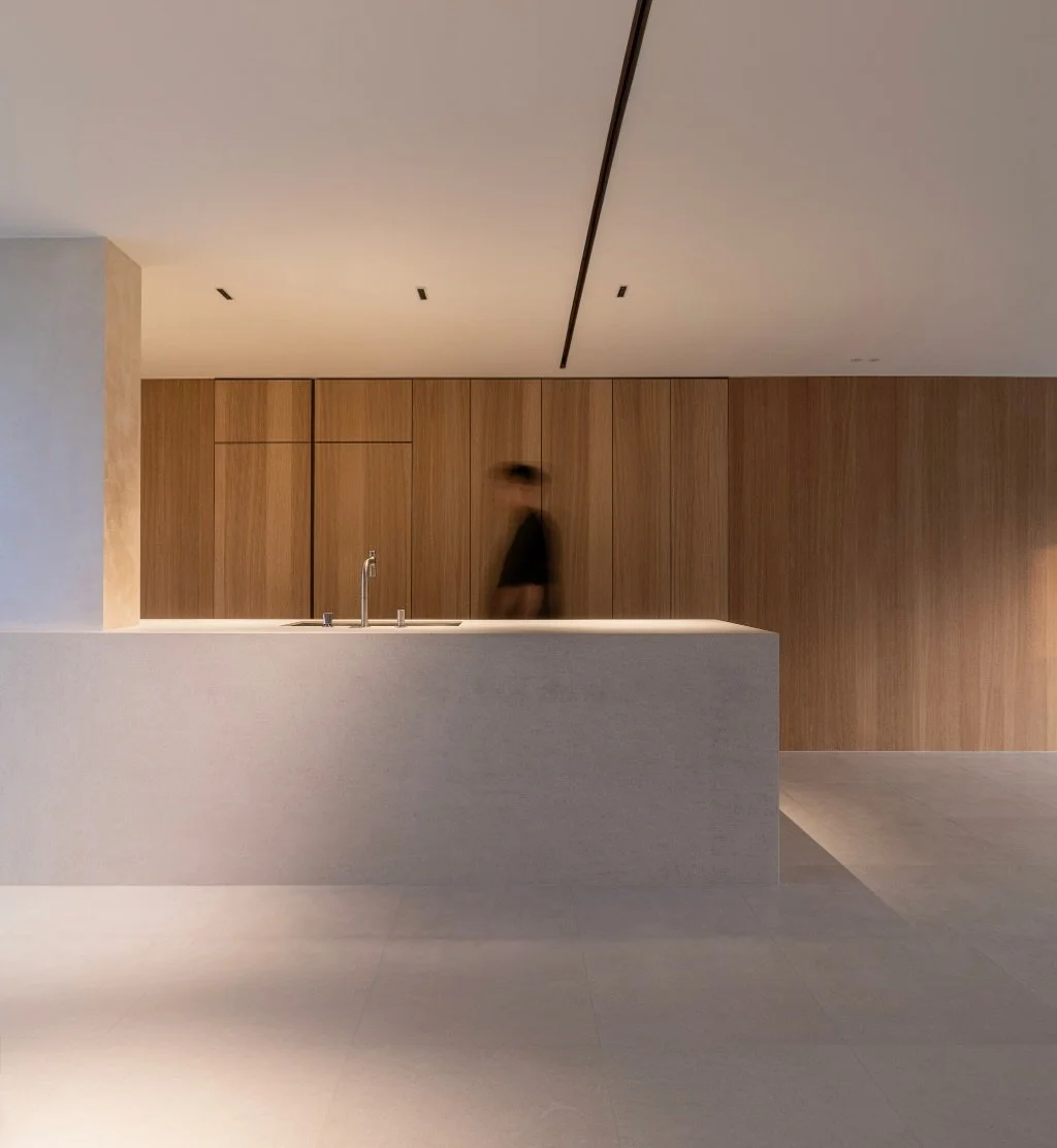 단정한 우드 벽면의 끝에 따뜻한 자연광을 머금은 히든 도어

A hidden door in warm wood texture, gently connecting the spaces.