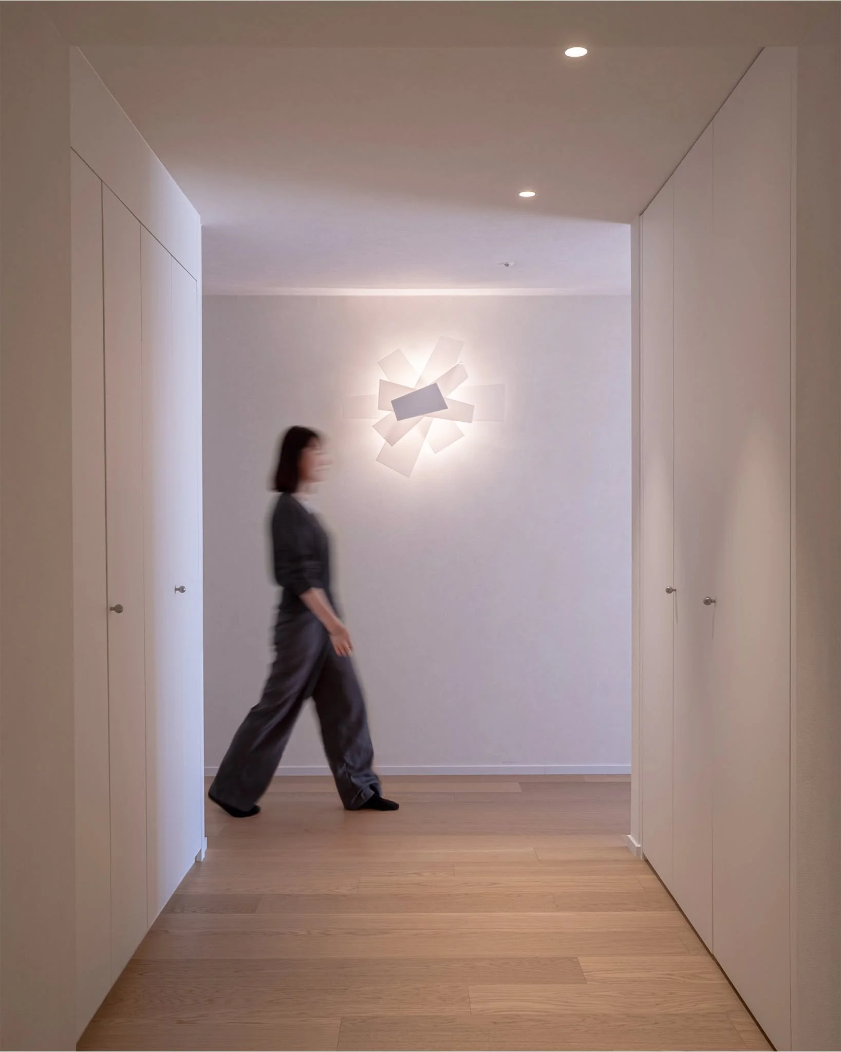 프로젝트에 활용되었던 공간의 인상을 결정하는 몇 가지 조명 모음💡
1. Foscarini &middot; Big Bang Wall Lamp
하나만으로도 벽 공간을 꽉 차 보이게 하는 비정형적인 형태의 월 램프

2. Tecnolumen &middot; LUM 135 Pendant
미니멀한 선과 균형 잡힌 비례가 돋보이는 바우하우스 디자인의 클래식 펜던트 조명

3. Catellani &amp; Smith &middot; Lederam C2
금