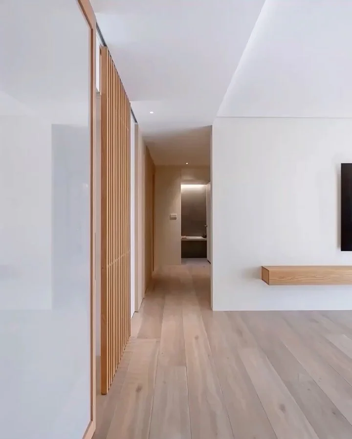 60평이라는 넓은 공간에 홀로 계실 어머니를 위해 준비한 집 - Part 1

무거웠던 체리톤을 걷어내고 한국적인 선과 미학으로 공간을 새롭게 채워 넣었습니다.

현관에는 대나무 발과 콩자갈로 아파트 안의 작은 마당같은 여유를 담고, 한국적인 한지의 질감을 살린 대형 가변형 중문들을 설치해, 평소에는 어머니만의 편안한 안식처가 되고, 주말이나 명절에 자녀들이 모일 때는 아늑한 휴식처가 될 수 있도록 설계되었습니다. 

평생 가족을 위해 애써오신