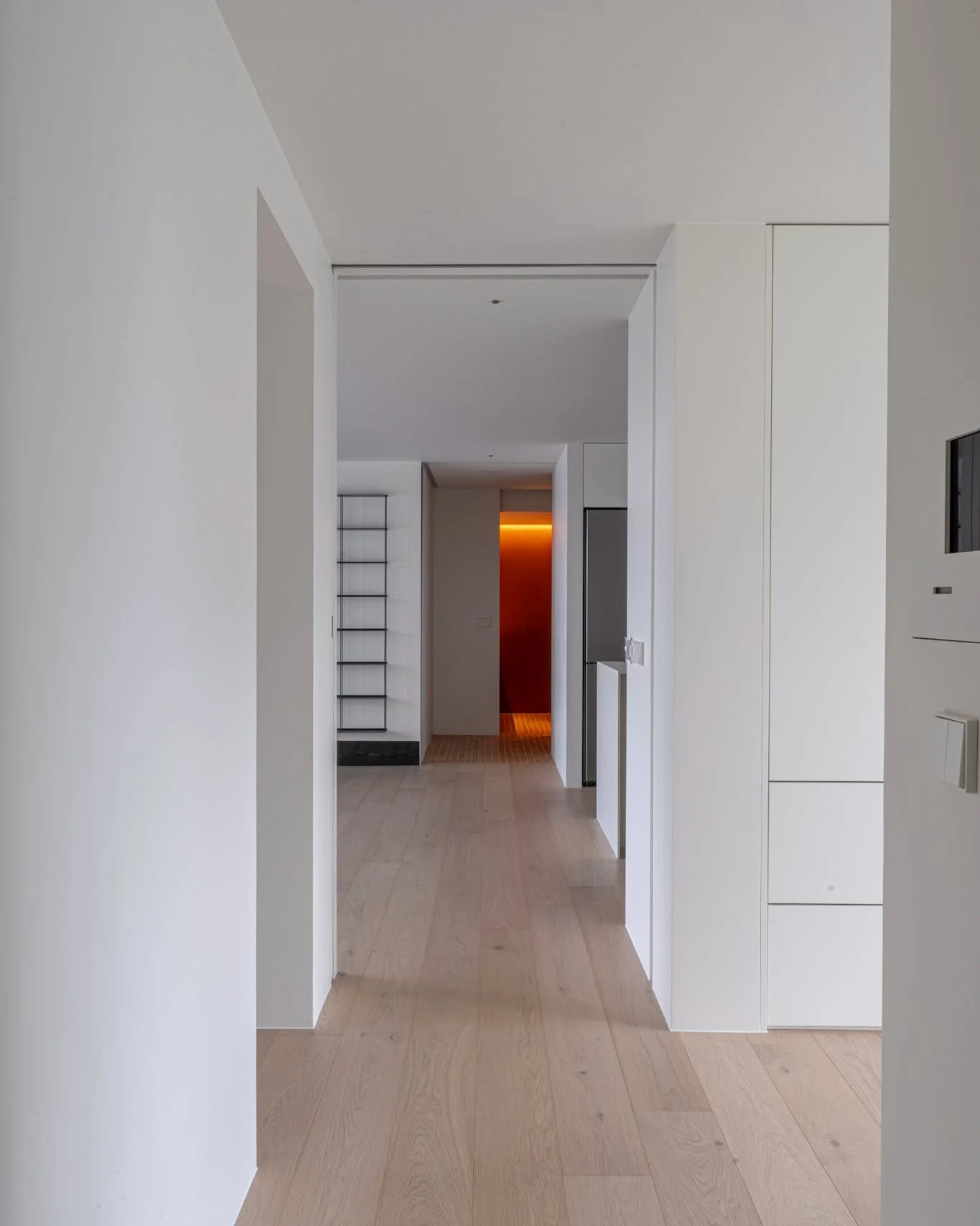 공간의 분위기를 나누는 다양한 형태의 도어, 그리고 가장 깊은 곳에서 강한 여운을 남기는 붉은 공간

A variety of door forms shape the atmosphere throughout the space, while the red space at its deepest point leaves the strongest lingering note