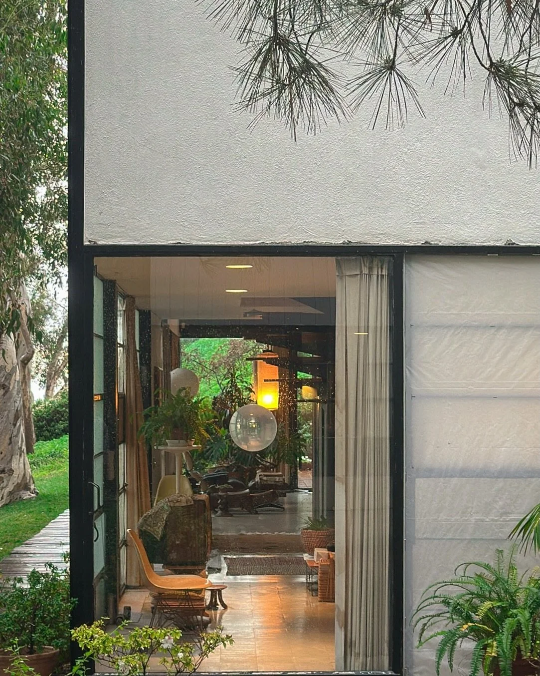 이번 필드트립의 목적지는 Eames House 🌿
Charles Eames와 Ray Eames 부부가 설계한 이곳은 완성된 형태의 공간이 아니라, 자연과 일상을 녹여내면서 설계되는 공간입니다.

해외 인테리어 매거진들이 이 집을 '실험실 같은 주거 공간'이라 부르는 이유도 여기에 있습니다.
철이 큰 틀을 만들고, 투명한 유리가 숲을 공간 안으로 끌어들입니다. 그리고 그 공간은 빛과 자연, 그리고 시간으로 채워집니다.

가구는 고정되지 않고 생