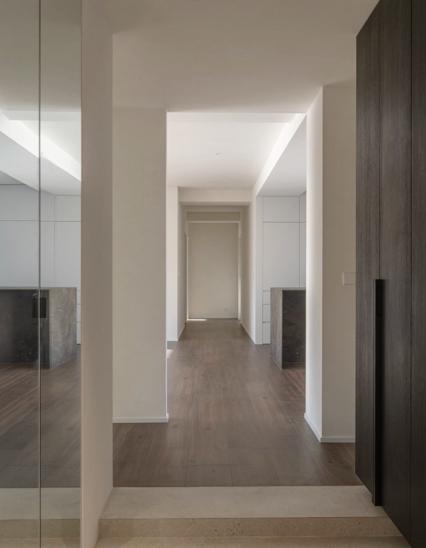 압구정 현대아파트 프로젝트의 무게감 있는 짙은 우드와 은은한 옥빛 타일로 빚어낸 공간

저채도 컬러로 시각적 피로를 덜어내어 오래 머물러도 편안한 차분함을 담았습니다

The Apgujeong Hyundai Apartment Project is shaped by the depth of rich, dark wood and softly toned jade tiles.

A low-saturation palette eases visual fatigu