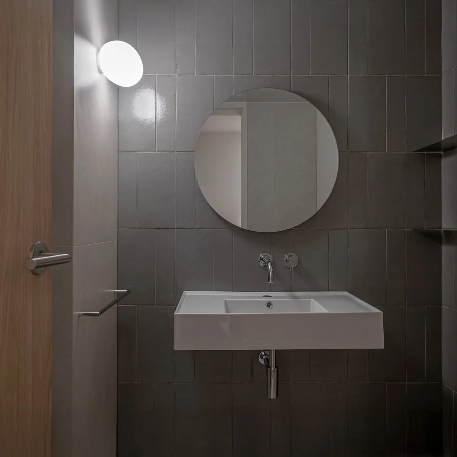 은은한 빛에 드러나는 유약 표면의 자연스러운 질감과 시각적 깊이가
오래 보아도 피로하지 않으면서, 하루의 속도를 잠시 낮추는 공간을 만듭니다

Under soft light, the natural texture and visual depth of the glazed surface emerge,
creating a space that remains calm to look at and gently slows the pace of the day.