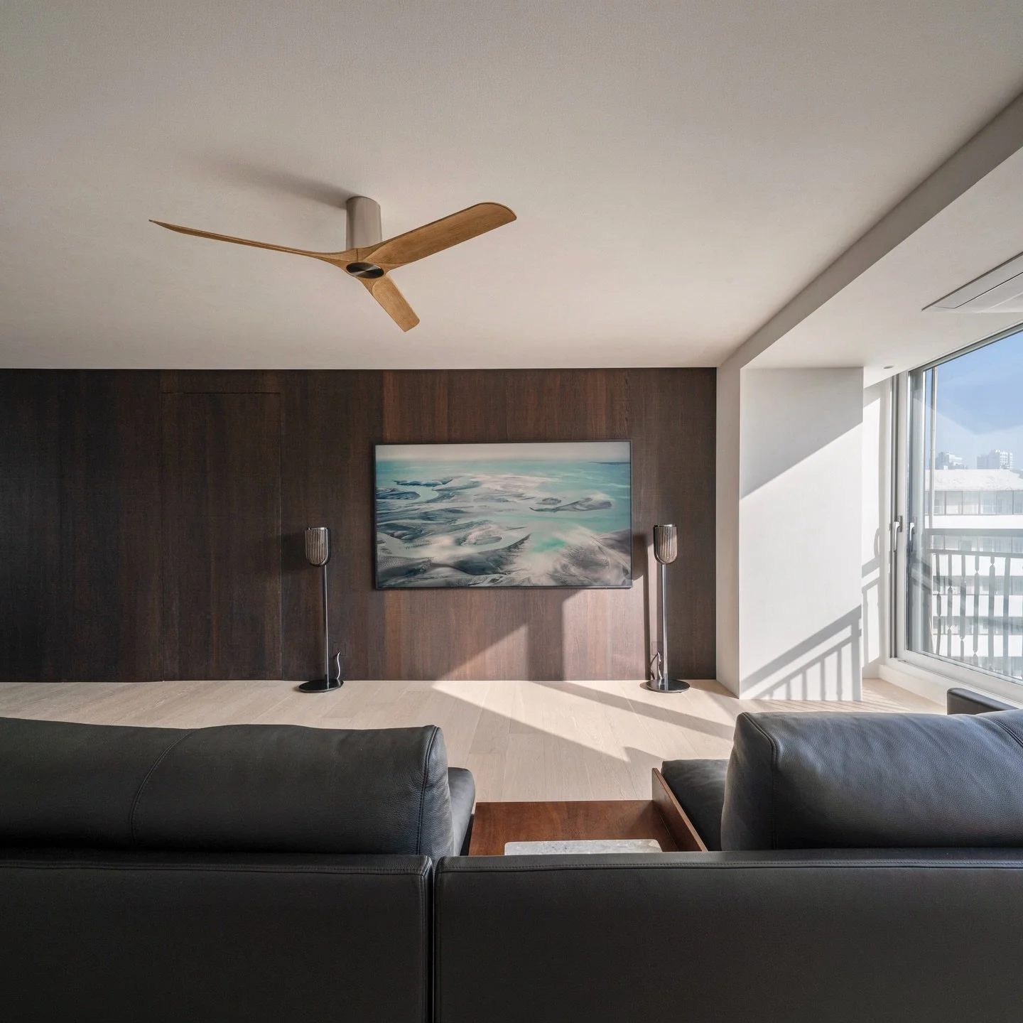 어두운 우드 소재와 따뜻한 자연광이 만드는 균형
Deep &amp; dark, yet warm in natural light