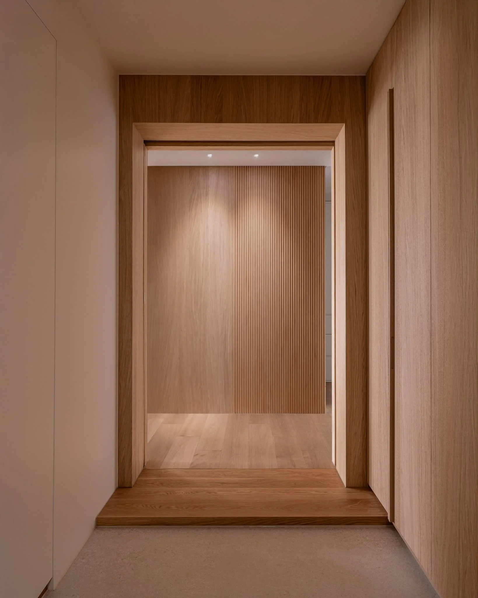 차분하고 단정한 나무의 결이 집 안에 들어서는 순간의 분위기를 부드럽게 만들고, 현관부터 거실까지 이어지는 우드 재질의 통일감과 조명에 드러나는 깊이감이 이 집의 첫인상을 완성합니다

The calm, refined grain of the wood softens the atmosphere the moment you step inside. The sense of unity created by the wood materials extending f