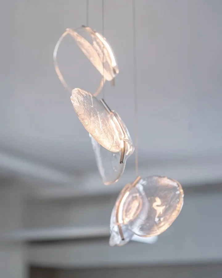 공간의 중심인 펜던트 조명과 앤티크 가구가
차분한 소재의 질감과 어우러지며,
공간의 형태를 만들어갑니다

The pendant light at the heart of the space and the antique furniture blend with the calm material textures, grounding the atmosphere and shaping the space itself