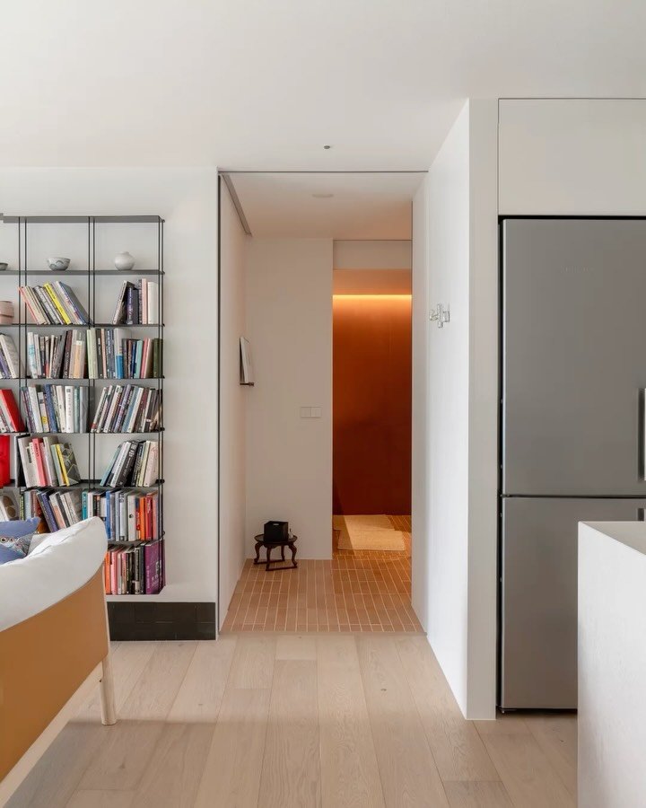 공간의 경계를 부드럽게 조율하는 슬라이딩 도어들, 
그리고 이를 따라 이어지는 차분한 동선의 끝에서 
마주하게 되는 따뜻한 톤의 공간

Sliding doors softly mediate the boundaries of the space, guiding a calm spatial sequence that
ends in a warm-toned room

#래미안