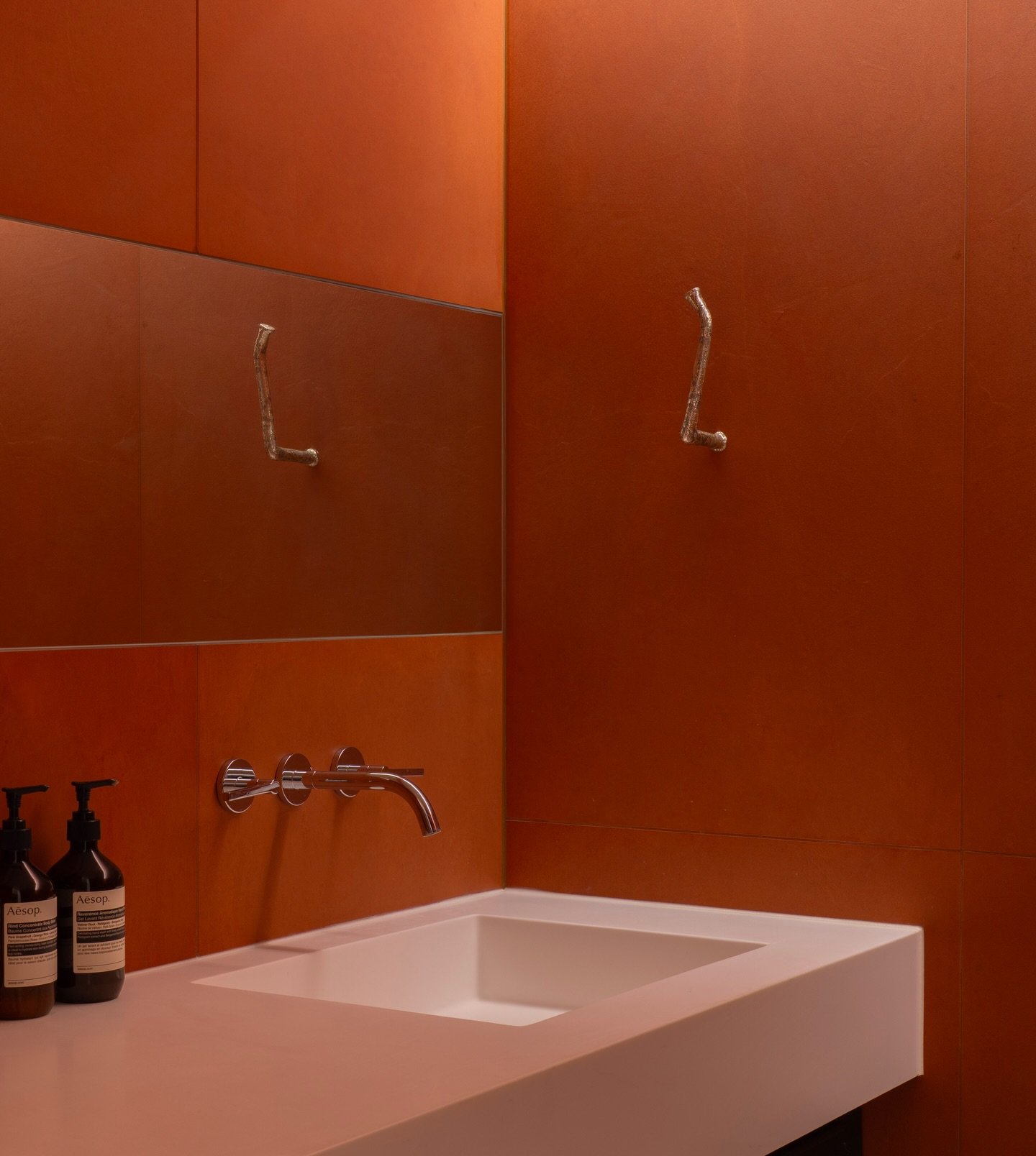 차분한 오렌지 컬러 위에 일상이 더해진 공간
A calm orange space, now lived in

@sangahtile
@kludi
@emilgroup
@decospan
@yoonjeonglee_studio