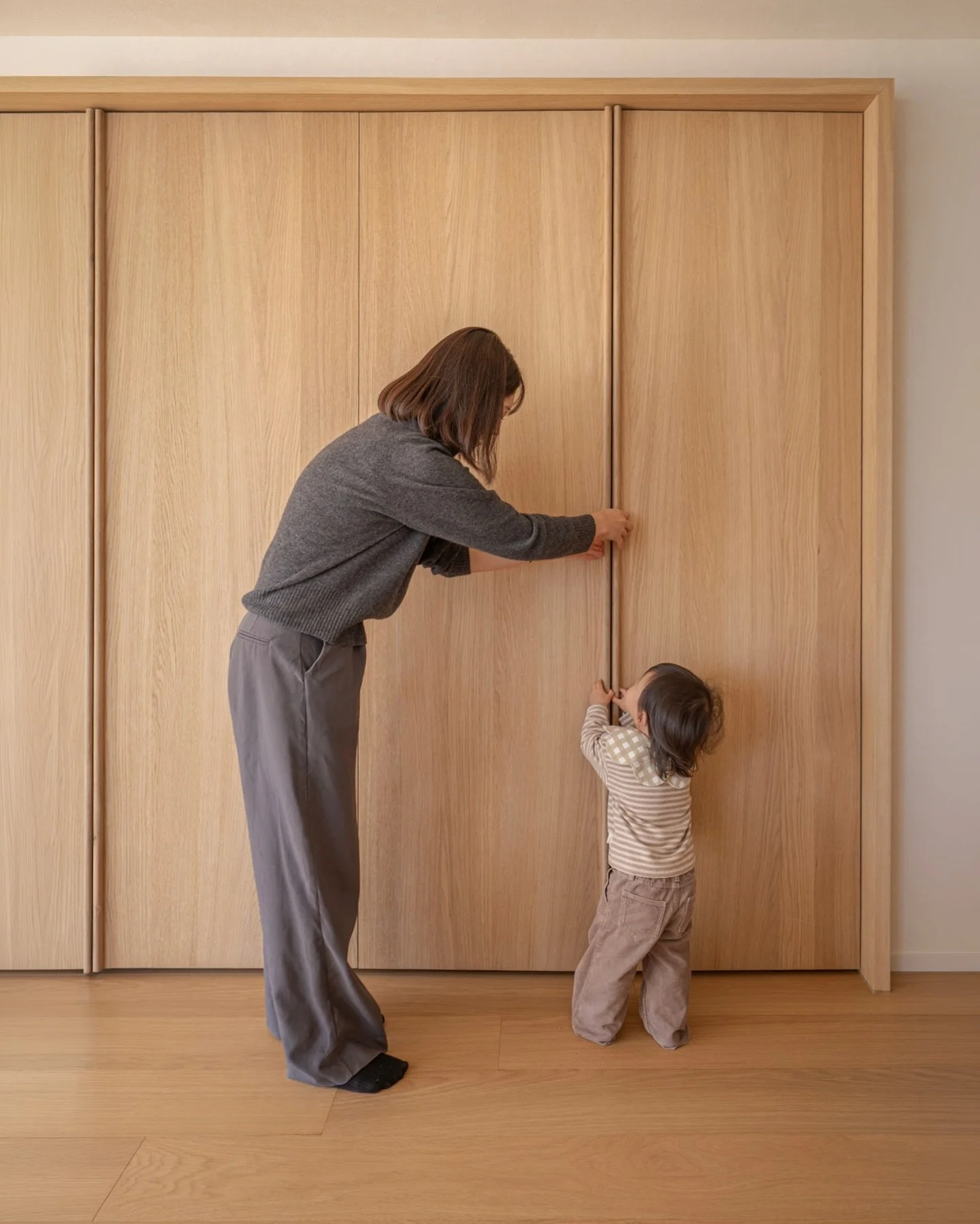 오래 함께해도 질리지 않는 공간을 먼저 생각했습니다

손에 닿는 결이 부드러운 목재로 채운,
자연을 담은 듯한 이 편안한 공간은
어른에게는 하루의 끝을 내려놓는 쉼이 되고, 
아이에게는 꿈이 자라날 수 있는 공간이 됩니다

그 안에서 한 가족의 추억이 차곡차곡 쌓이기를 바랍니다

A space designed to remain comforting over time

Inspired by nature, it offers rest to adults