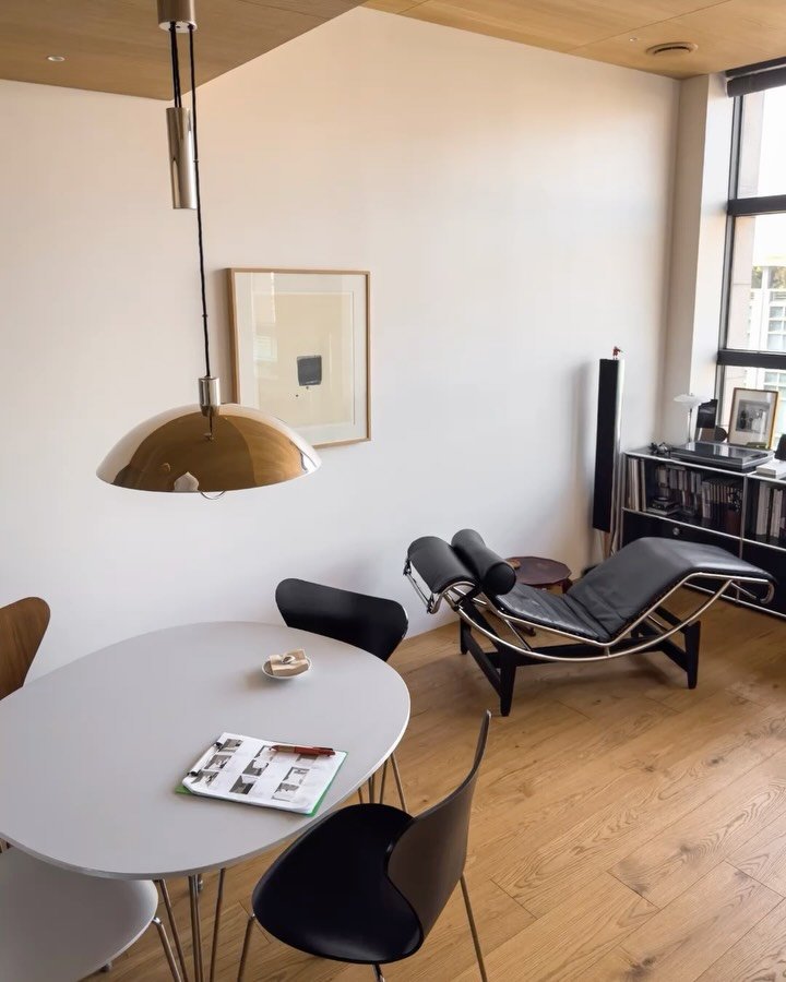 Before &amp; After : 20평대인데, 좁지 않게 느껴지는 이유.
문을 줄이고 문&middot;수납&middot;기능을 하나의 벽처럼 정돈했습니다.

작은 집이라도 답답해 보이지 않도록
알맞은 선택을 하면 생활 공간을 충분히 넓힐 수 있습니다.

어떠한 선택이 어떻게 공간을 바꿨는지
지금 미스앤루이스 유튜브에서 확인해보세요!

Before &amp; After: Why this home in the mid-60 square mete