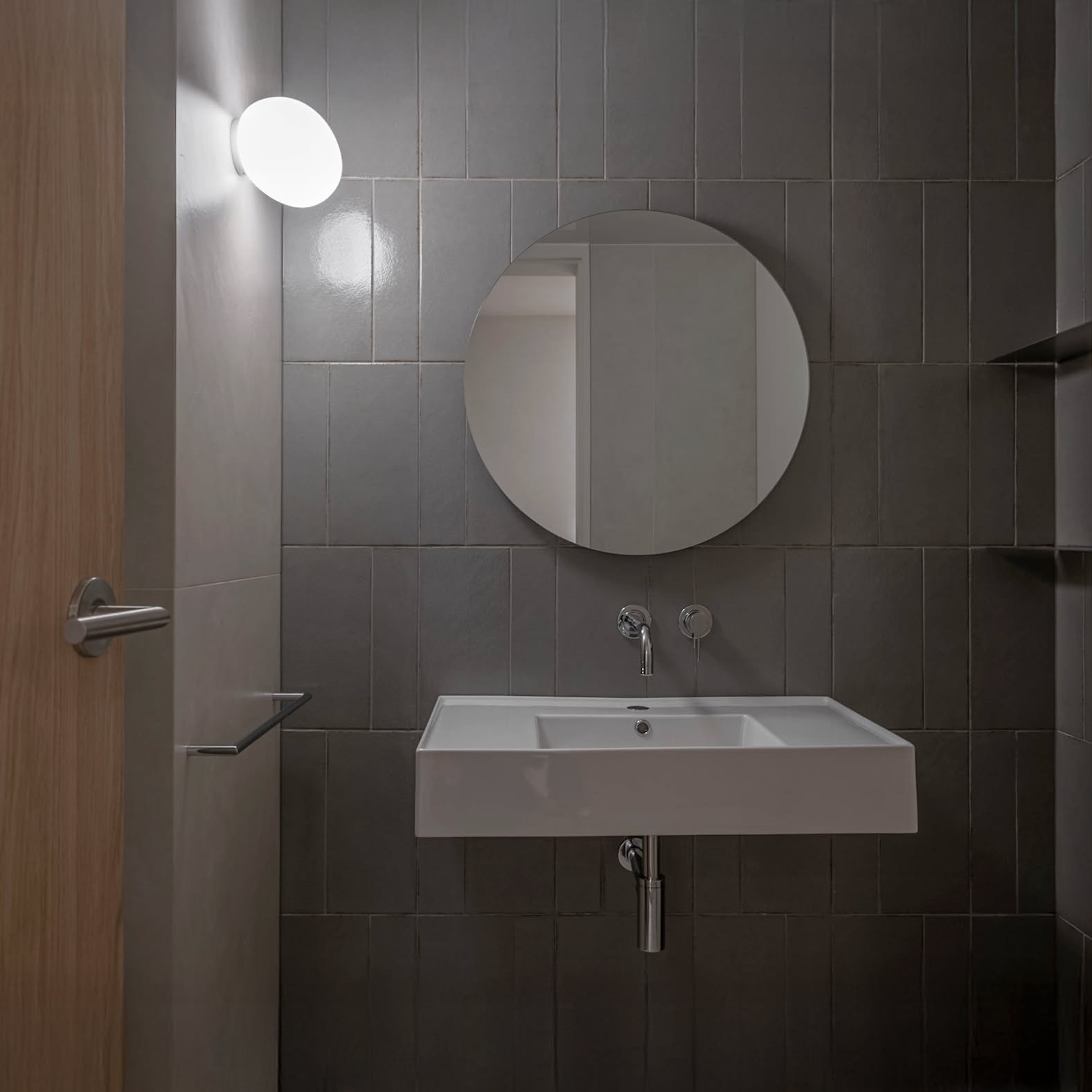 은은한 빛에 드러나는 유약 표면의 자연스러운 질감과 시각적 깊이가
오래 보아도 피로하지 않으면서, 하루의 속도를 잠시 낮추는 공간을 만듭니다

Under soft light, the natural texture and visual depth of the glazed surface emerge,
creating a space that remains calm to look at and gently slows the pace of the day.