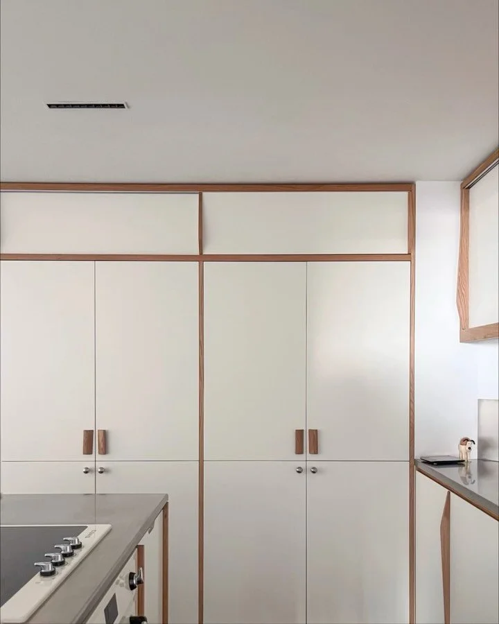 차분한 공간 위에 더해진 위트 있는 오브제들이 만들어내는 가장 개인적이고 아티스틱한 장면

Playful objects layered onto a calm space come together to create a deeply personal and artistic scene