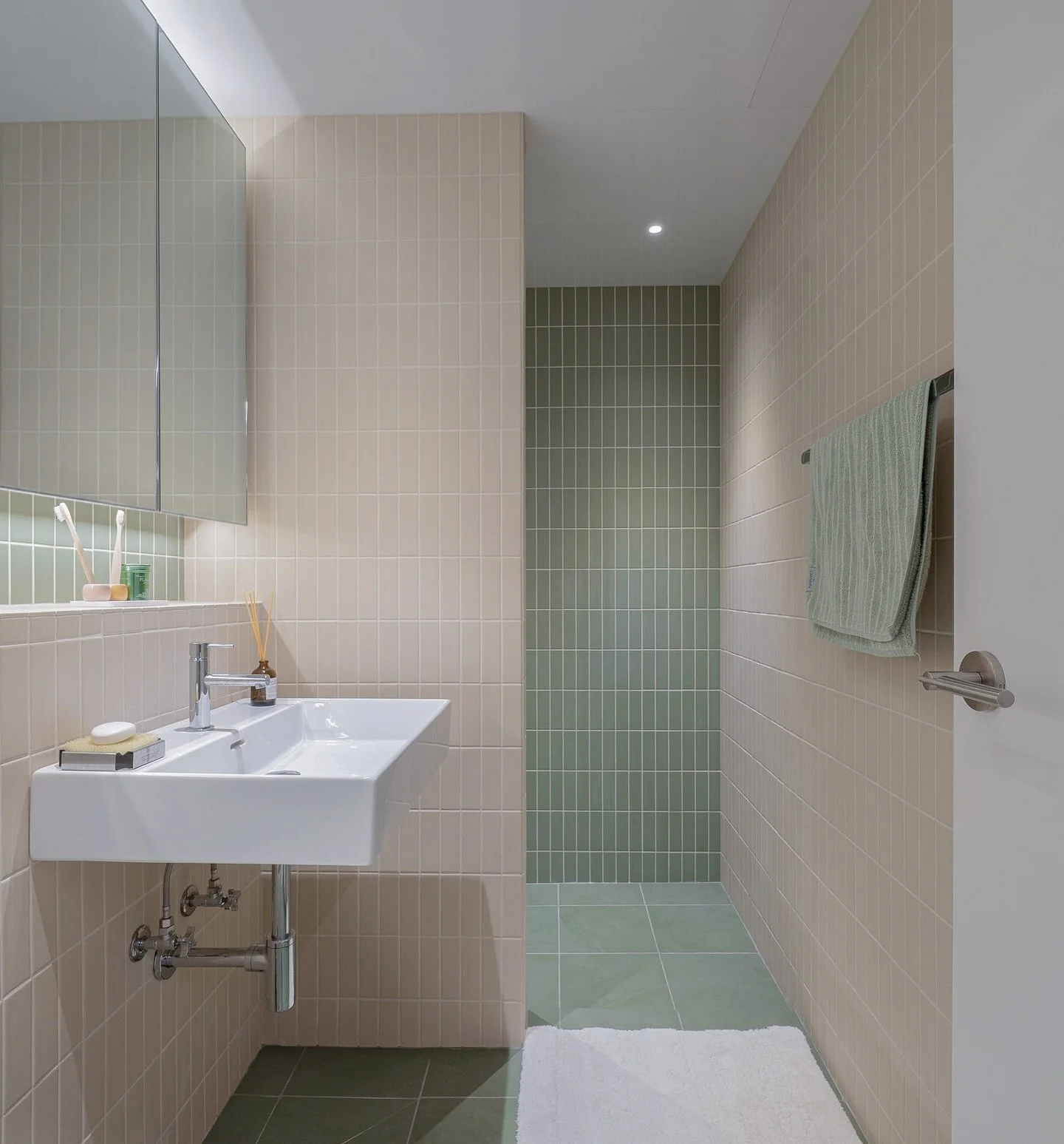 부드러운 크림 파스텔톤 타일들로 단정함과 편안함의 균형을 담아낸 래미안 아이파크 프로젝트의 욕실🧼

Soft cream, muted green tiles shaping a calm, balanced space