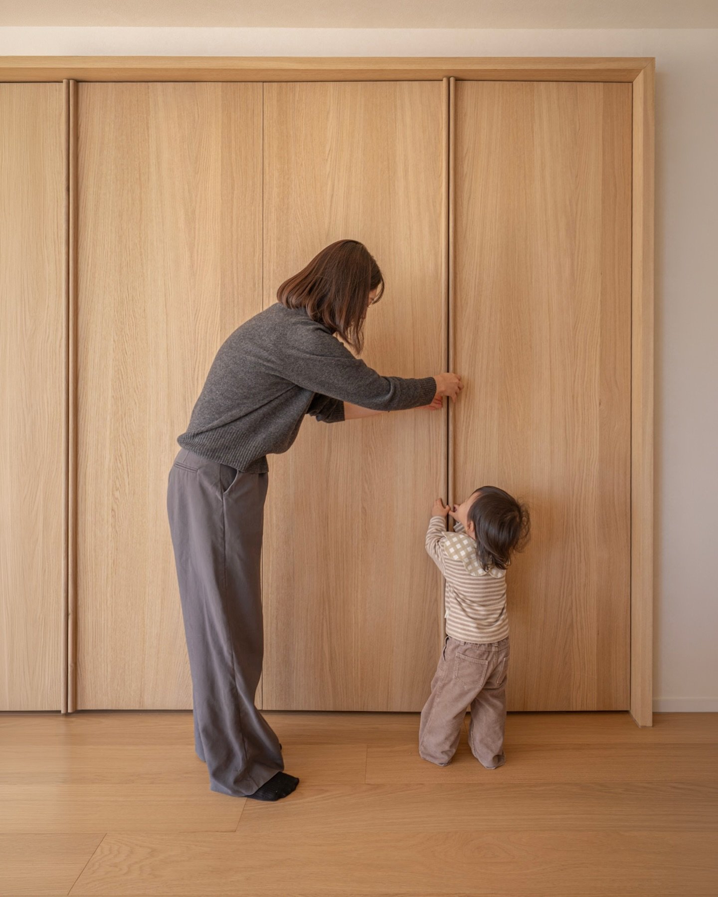 오래 함께해도 질리지 않는 공간을 먼저 생각했습니다

손에 닿는 결이 부드러운 목재로 채운,
자연을 담은 듯한 이 편안한 공간은
어른에게는 하루의 끝을 내려놓는 쉼이 되고, 
아이에게는 꿈이 자라날 수 있는 공간이 됩니다

그 안에서 한 가족의 추억이 차곡차곡 쌓이기를 바랍니다

A space designed to remain comforting over time

Inspired by nature, it offers rest to adults