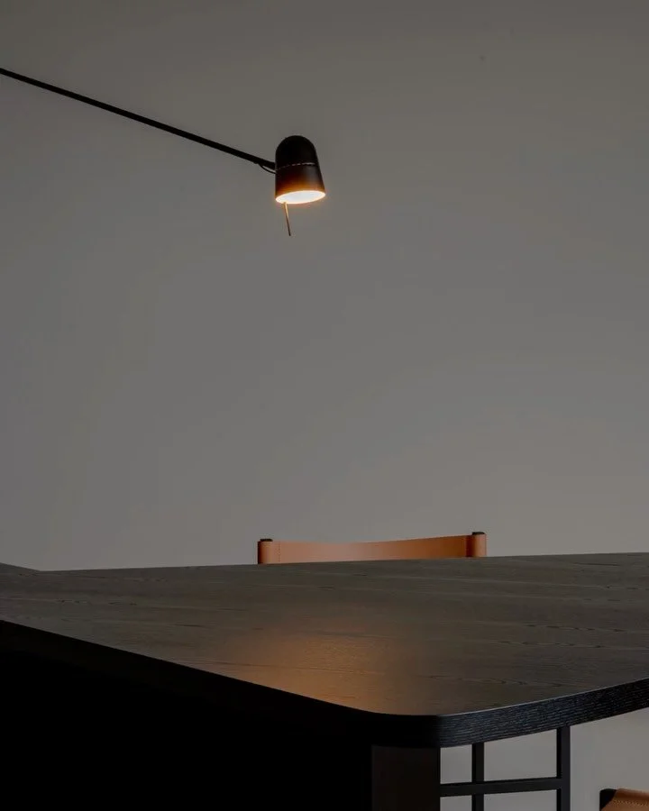 문을 벽의 흐름 안으로 숨겼습니다. 개별 요소보다 공간 전체의 비례와 빛을 먼저 보이게 하는 하나의 벽면처럼 정리된 공간,
그리고 식물을 위한 여유까지 만든 히든도어.

A hidden door that brings calm to the room and even makes space for plants. Designed to read as one continuous surface, it lets the proportions and light o