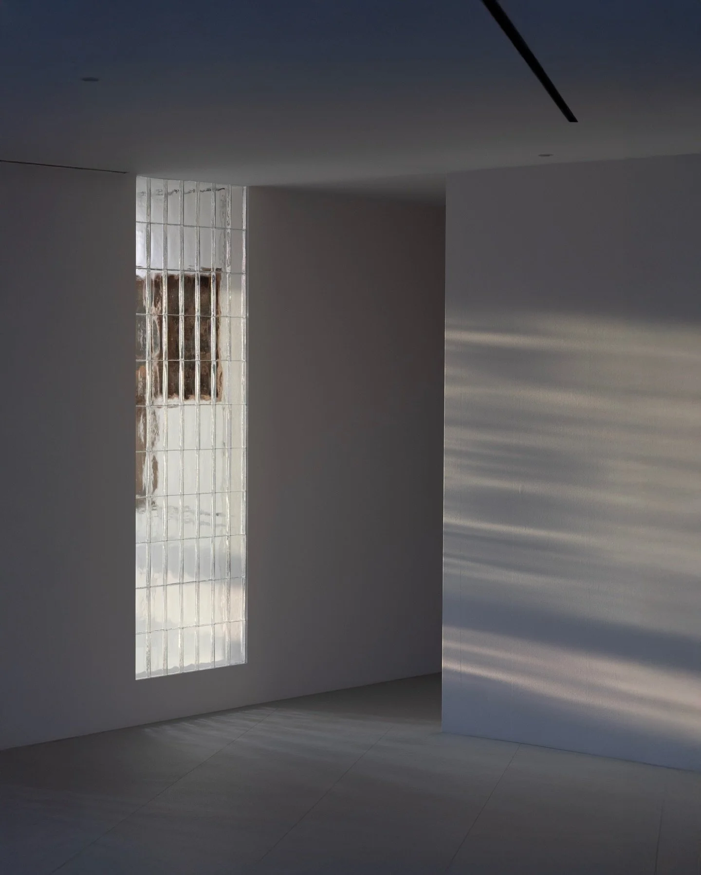 유리 특유의 질감을 통해 시간에 따라 달라지는 자연광이 공간의 일부가 되도록 디자인하여, 단순한 벽면에 빛이 머무는 공간을 만들었습니다

The space was designed to harness the unique texture of glass, allowing natural light to shift throughout the day and become part of the interior, transforming a
simple wall