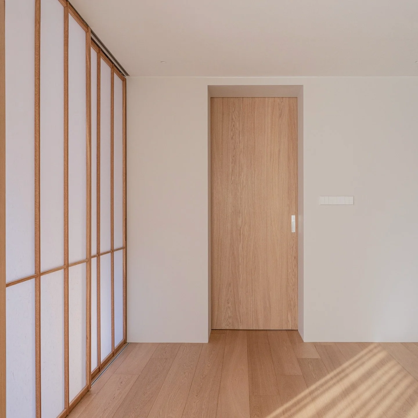 빛이 머무는 여백에서, 나무의 결을 따라 시선이 깊이 이어지는 공간

Where light rests, space begins.