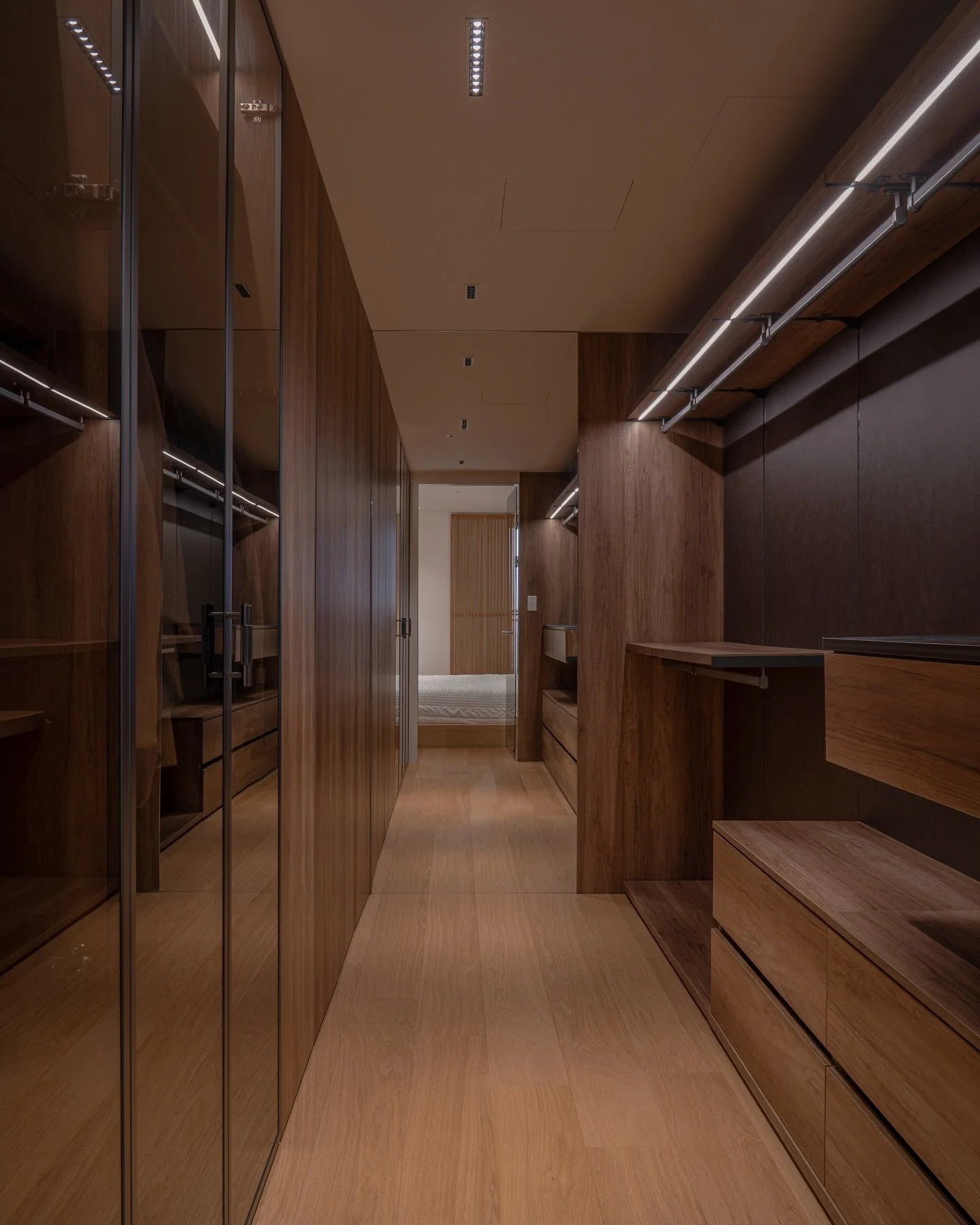 옷을 보관하는 공간을 넘어, 하루의 시작과 끝을 더 특별하게 만드는 호텔 스위트 무드의 드레스룸.
깊이 있는 우드 마감과 조명의 균형으로 완성했습니다.

More than just a place to store clothes, this hotel suite-inspired dressing room elevates the beginning and end of each day. Rich wood finishes and a balanced light