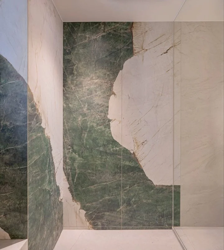 Before &amp; After 
구조는 그대로, 경험은 아쿠아 컬러 대리석 소재로 완전히 다르게.

Same structure, entirely new experience 
Color Aqua from @florim_ceramiche &rsquo;s Marble Collection